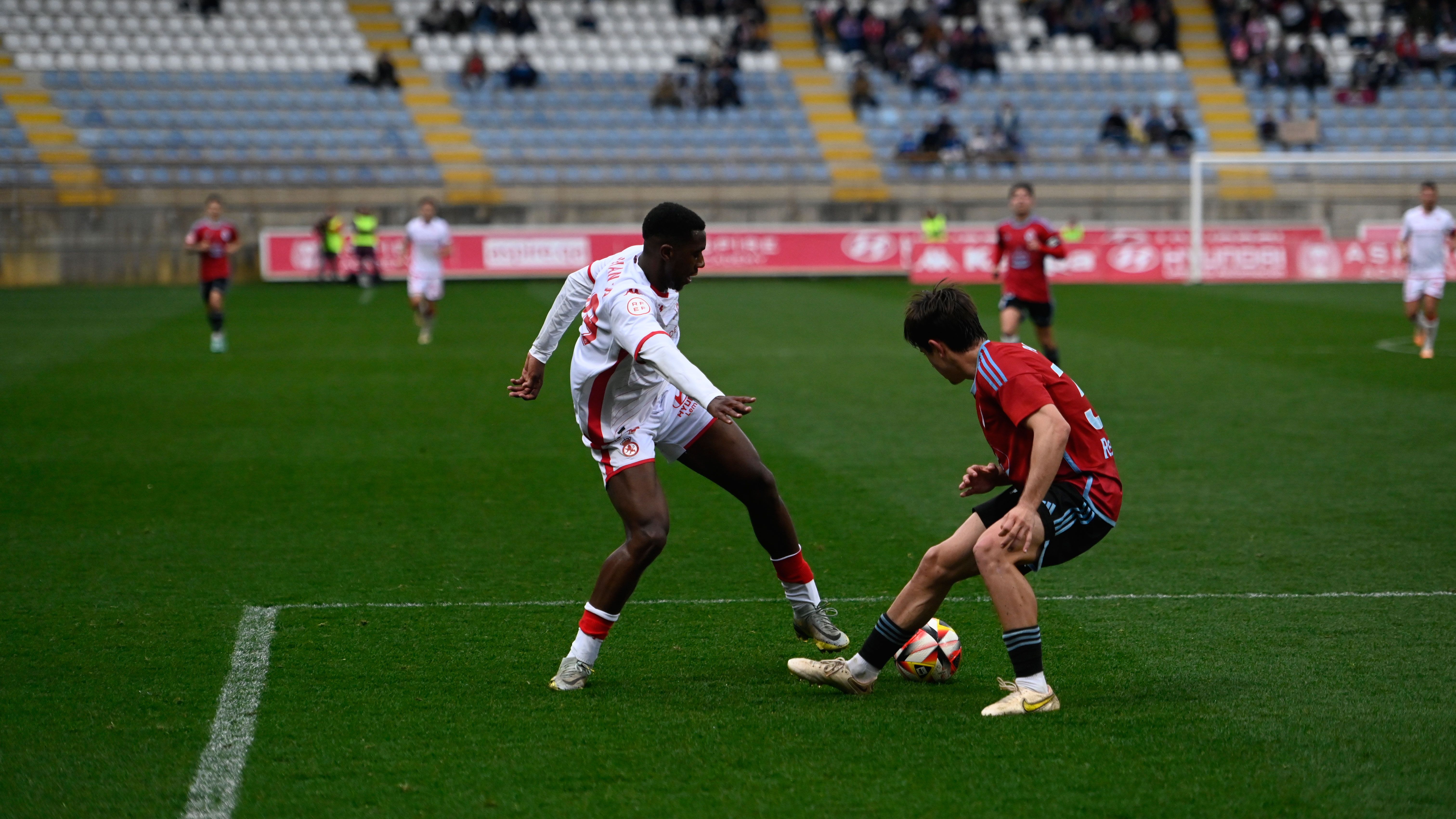 Dorian intenta encarar a un rival en el partido ante el Celta Fortuna | SAÚL ARÉN