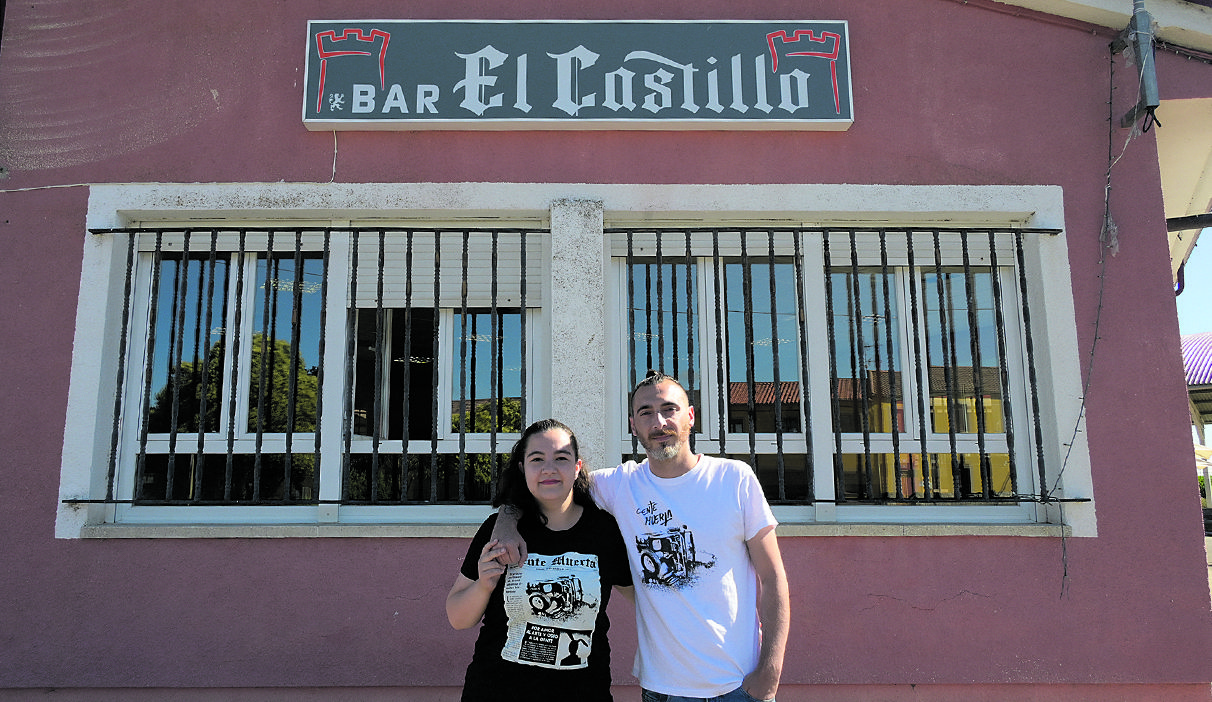 Cristina y Vincenzo frente al bar El Castillo de Urdiales del Páramo que han decidido regentar dejando su vida en Berlín. | MAURICIO PEÑA
