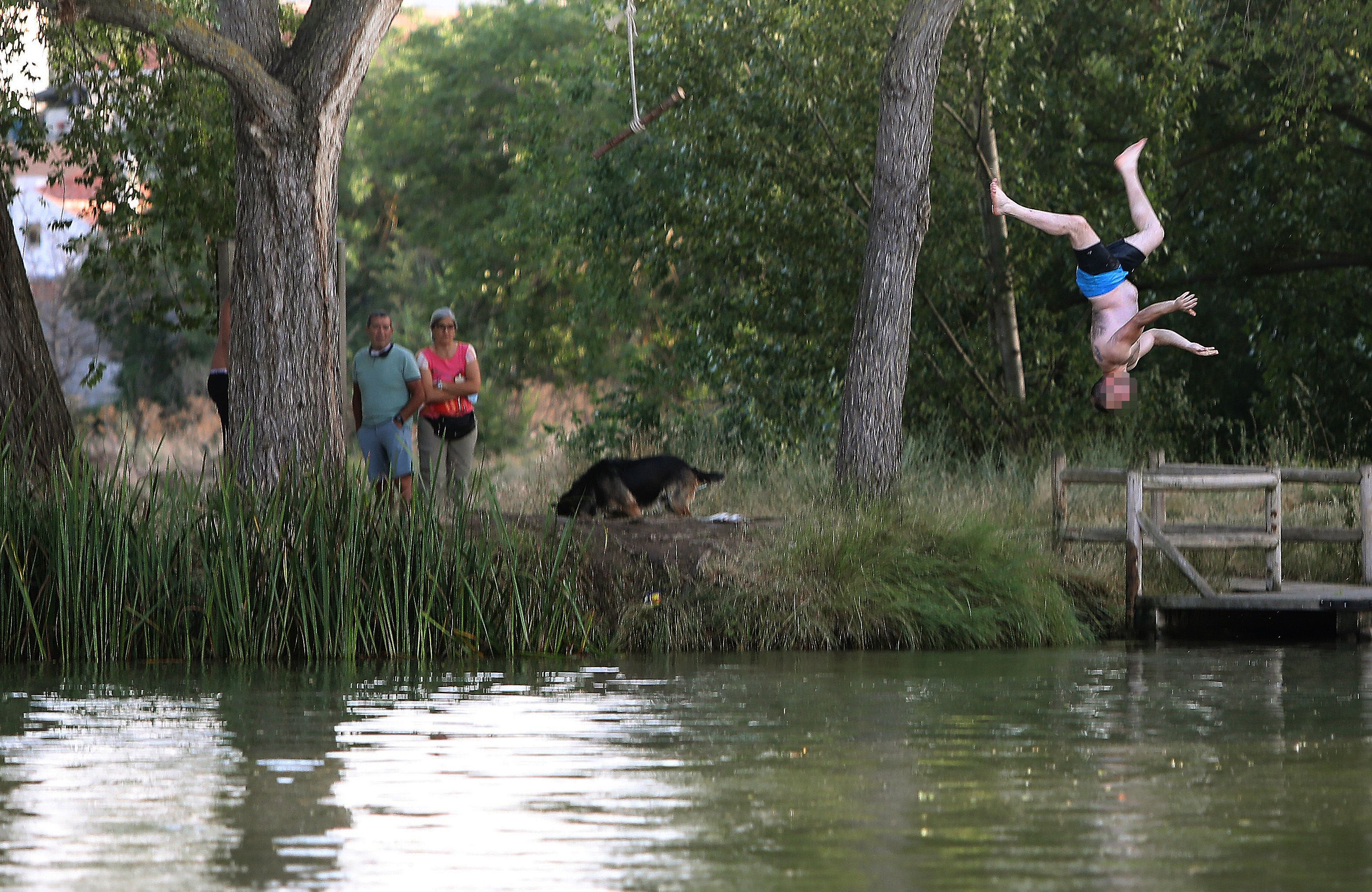 Un joven se lanza al Canal de Castilla en Palencia. | BRÁGIMO (ICAL)