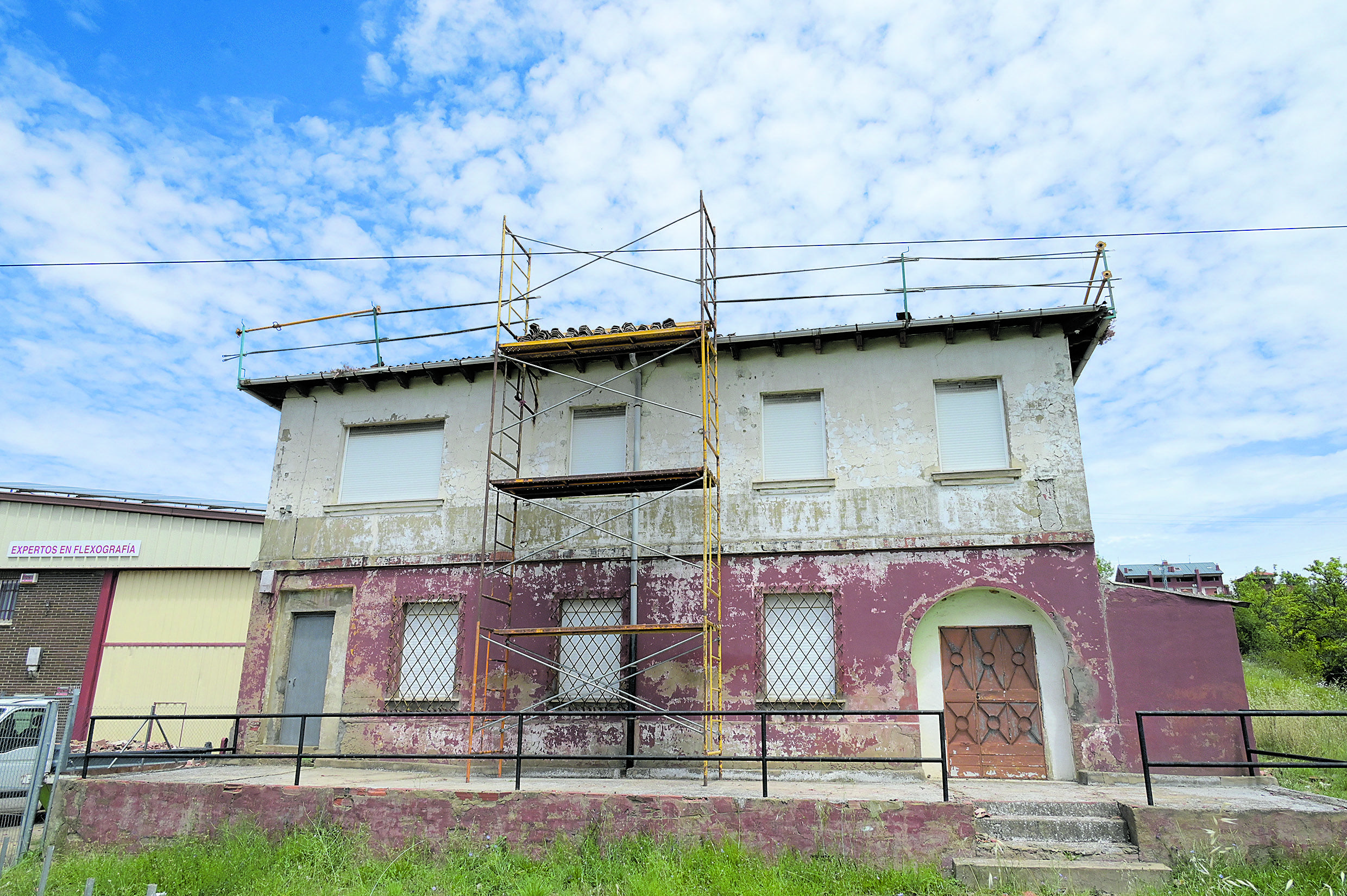 El bar restaurante permanecía ‘sin tocar’ desde los recordados hechos de aquel mayo de 1975; desde hace unos días hay obras en el edificio. | MAURICIO PEÑA El bar restaurante permanecía ‘sin tocar’ desde los recordados hechos de aquel mayo de 1975; desde hace unos días hay obras en el edificio. | MAURICIO PEÑA