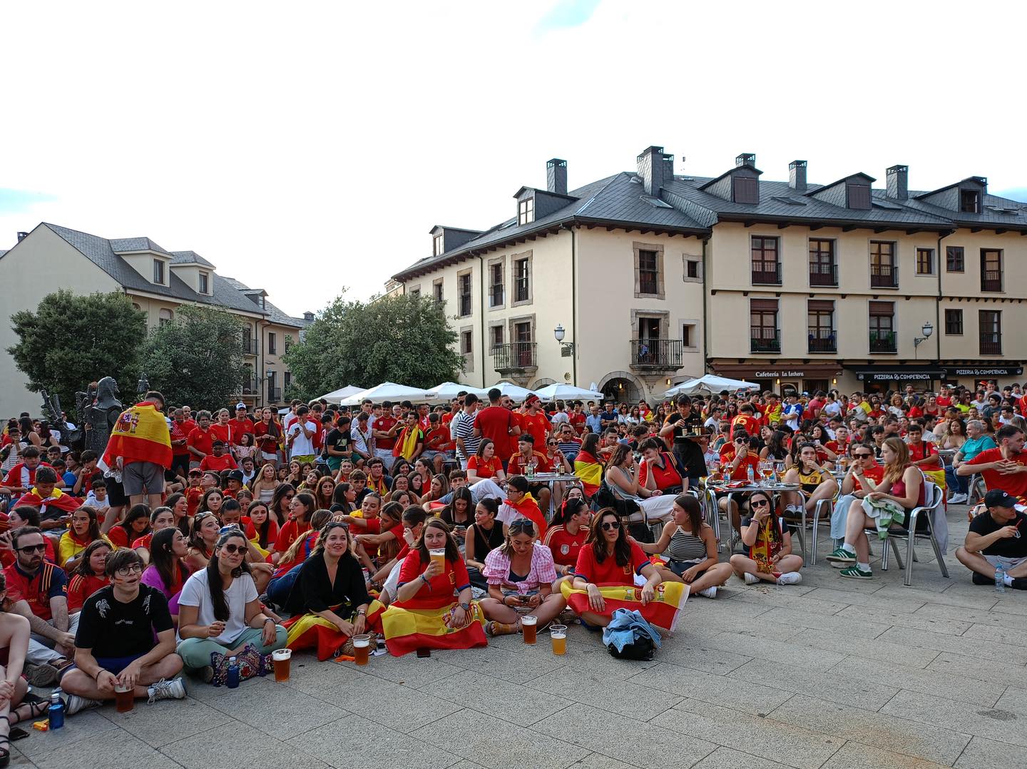 Aficionados ante la gran pantalla que se desplegó en la plaza de la Encina para ver el partido. | AYTO. PONFERRADA