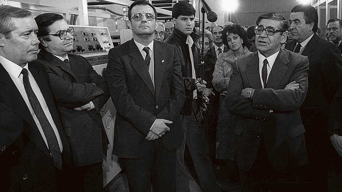 Félix Pacho Reyero, primer director de La Crónica de León, con algunas autoridades de la época en la inauguración del ya desaparecido rotativo local. | MAURICIOPEÑA