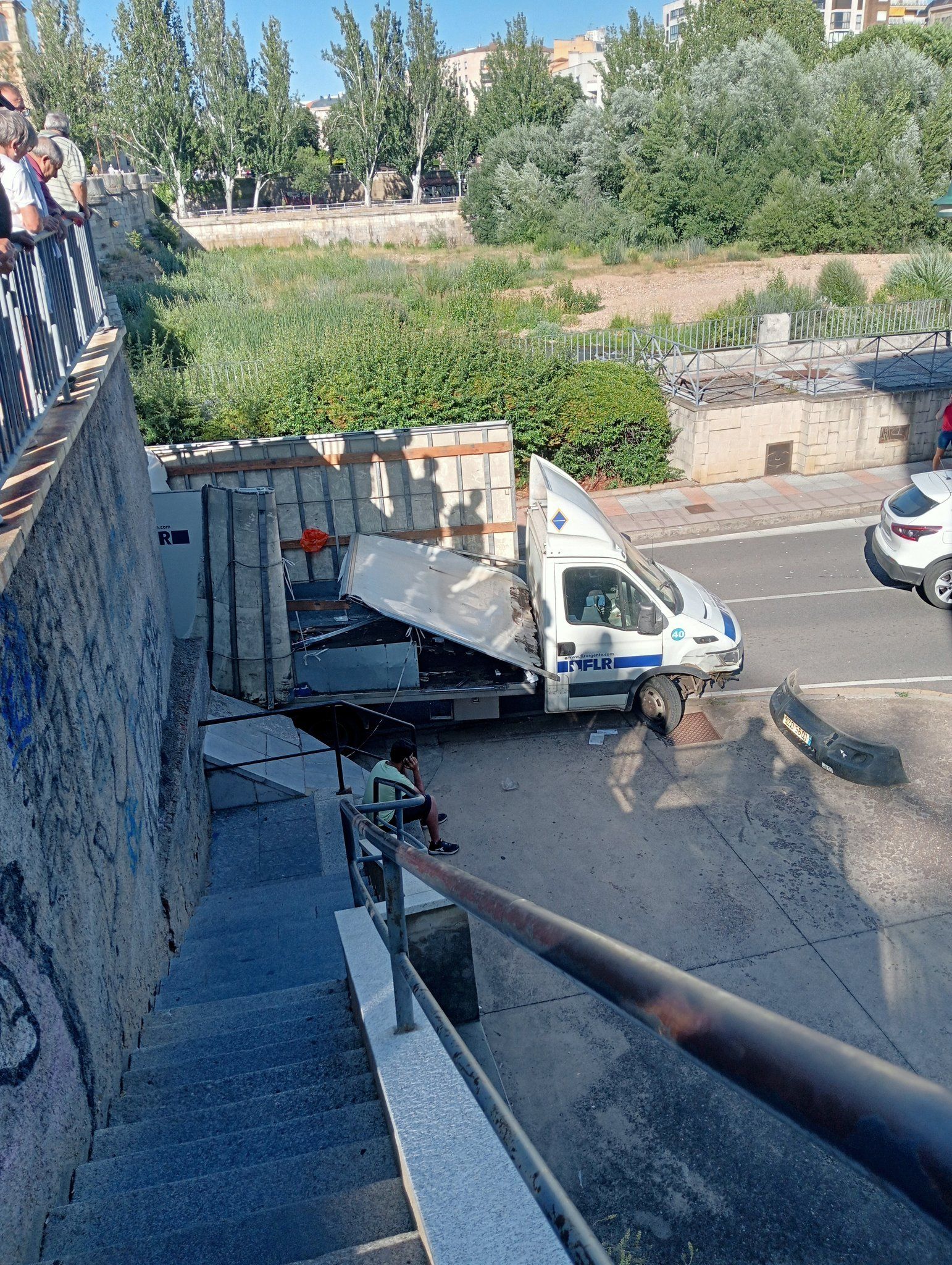 Otro camión choca contra el Puente de San Marcos. | L.N.C.