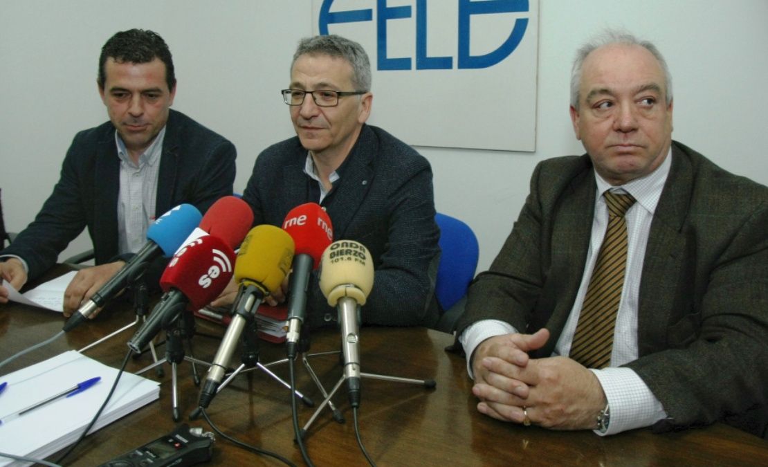 Francisco Vega, director de la fábrica de Santo Tomás, entre los representantes de Fele Bierzo. | César Sánchez