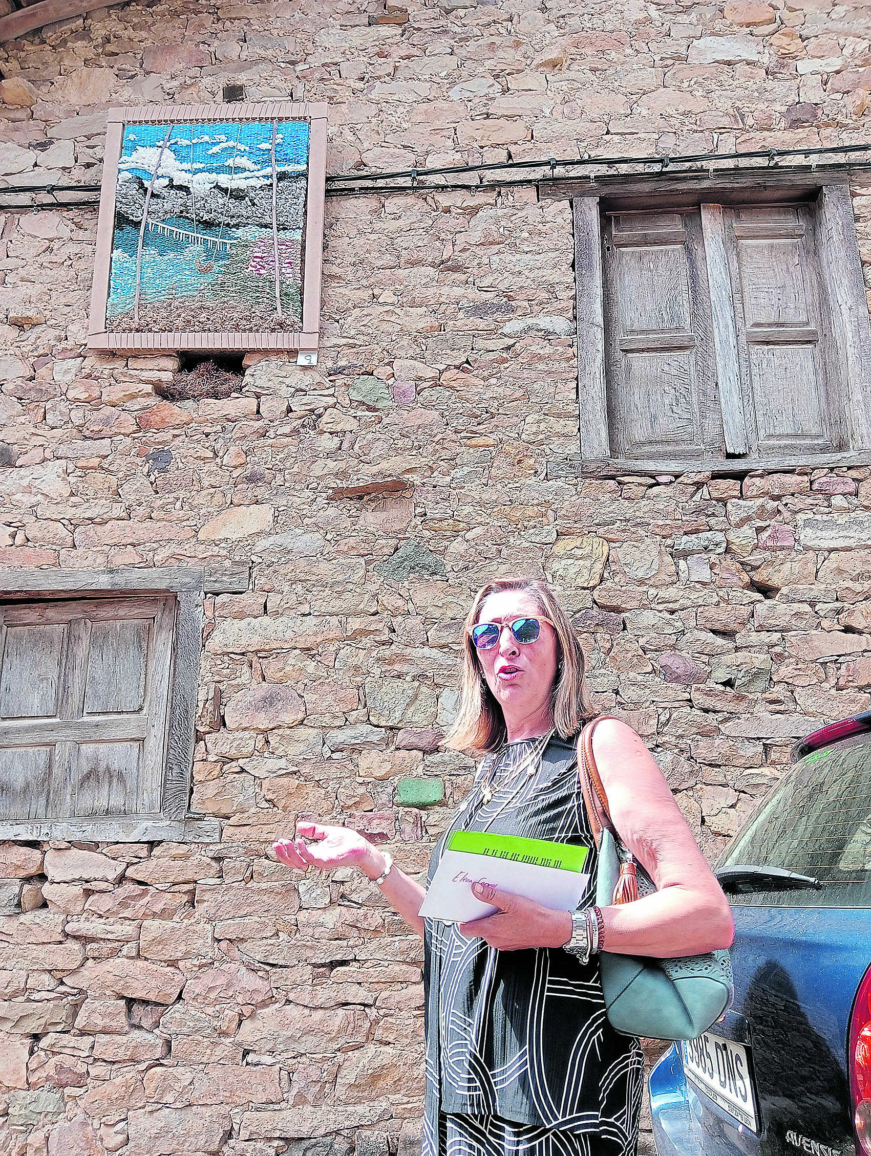 Imagen La artista Elena Campos explica su obra , en la inauguración. Imagen La artista Elena Campos explica su obra , en la inauguración.