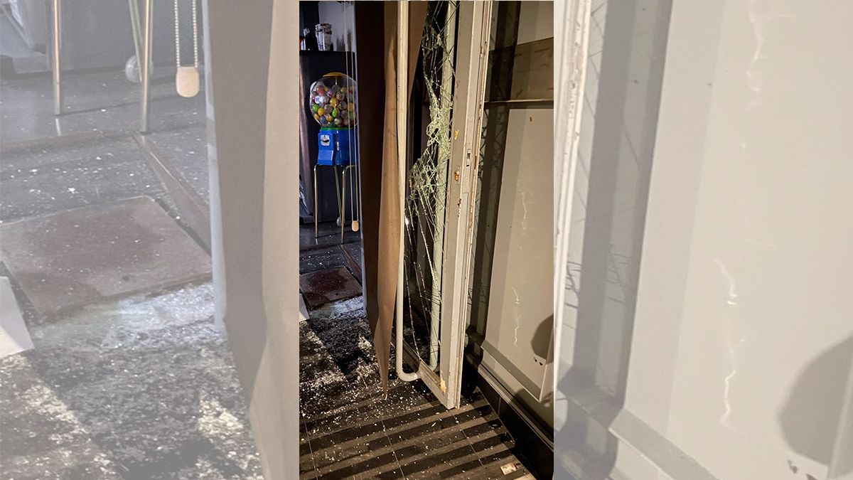 Imagen de cómo quedó la puerta del bar en el que se produjo el robo. | EP