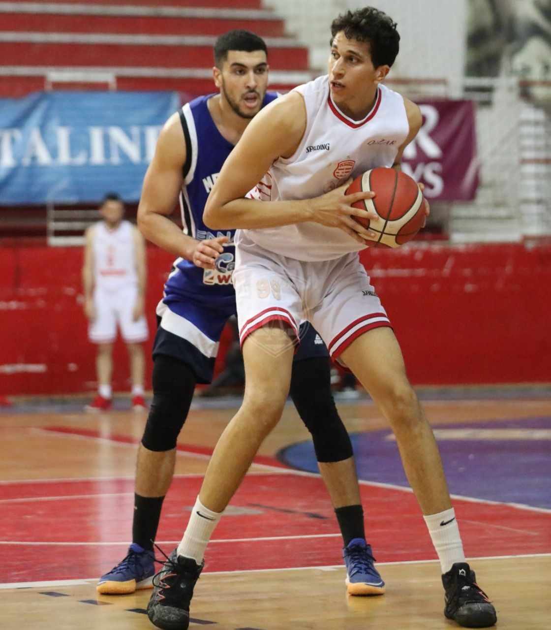 Fares Ochi postea a un rival. | CLUB AFRICAIN