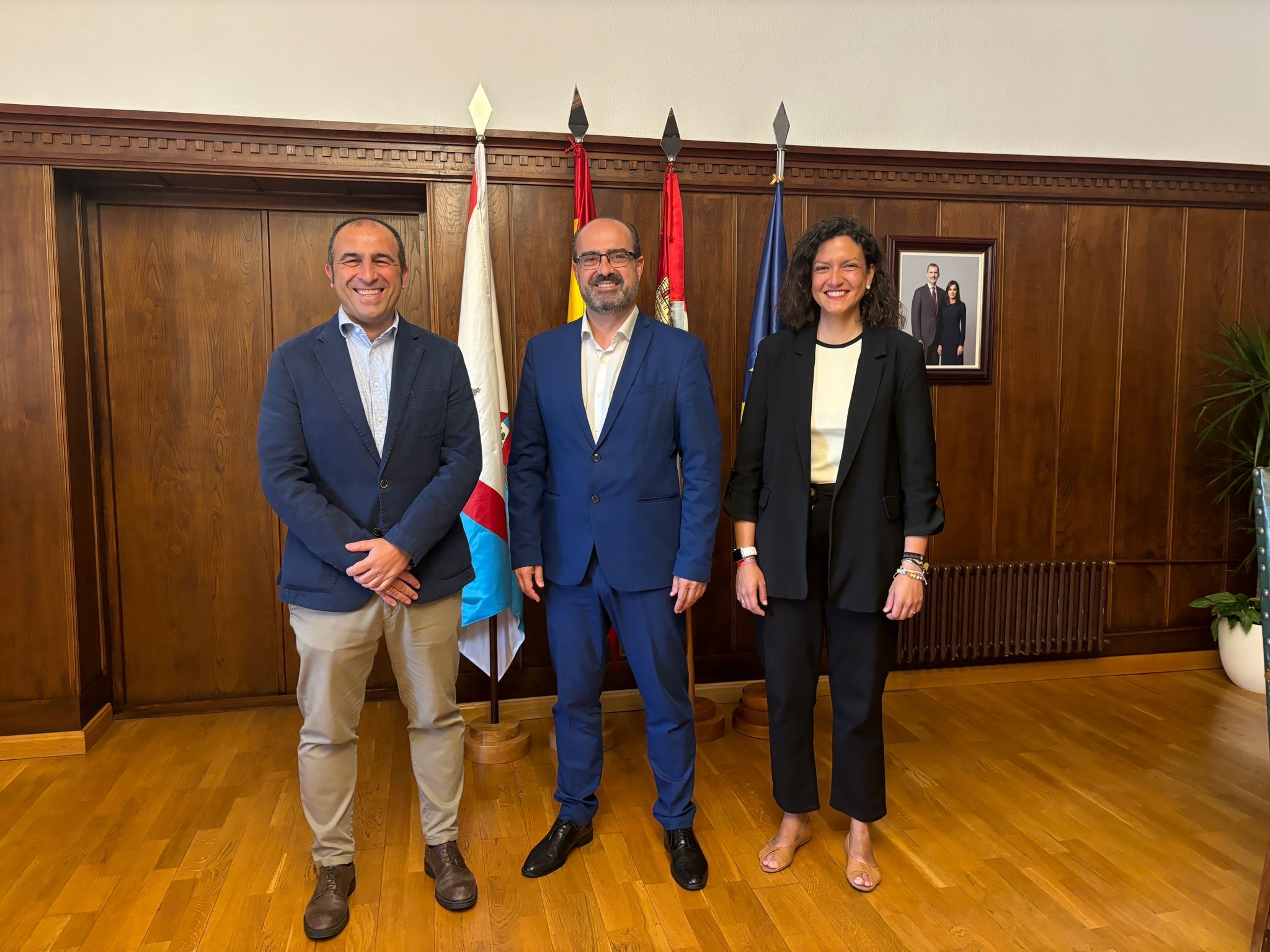 Reunión en el Ayuntamiento de Ponferrada con el director del Carrefour, a la izquierda de la imagen.