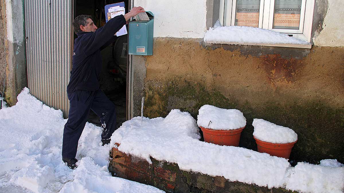 Un cartero rural durante un reparto este invierno. | ICAL