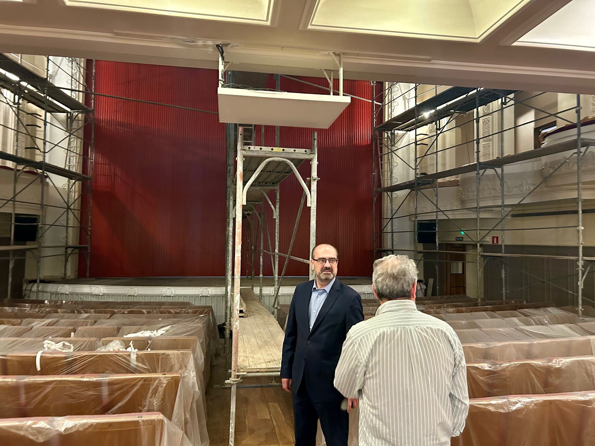 Morala visitando las obras del Teatro Bergidum. 