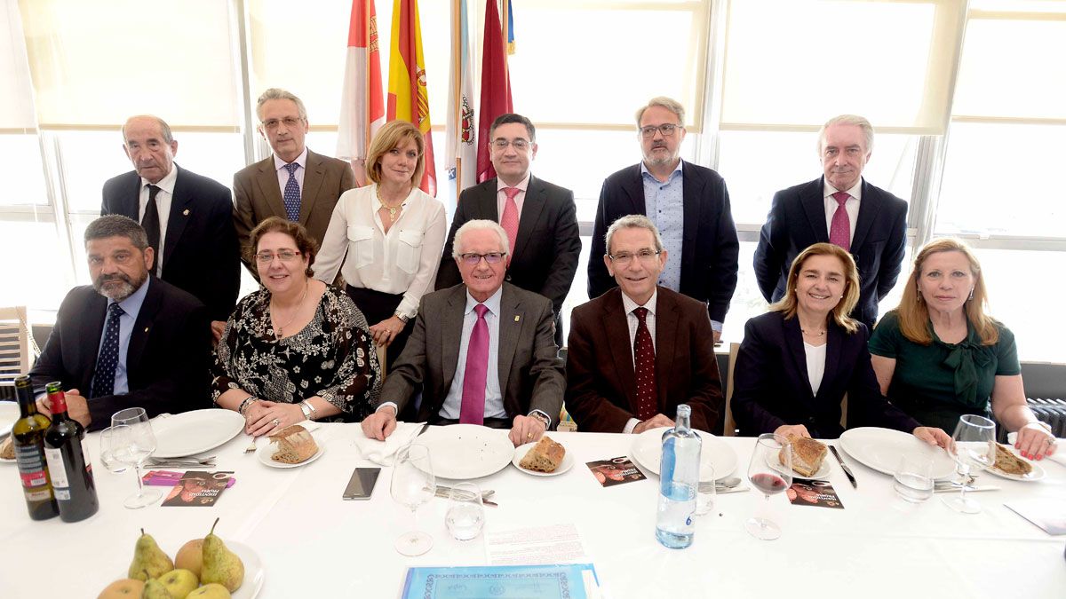 Autoridades asistentes a la Exaltación del Botillo, junto a la mantenedora. Autoridades asistentes a la Exaltación del Botillo, junto a la mantenedora.