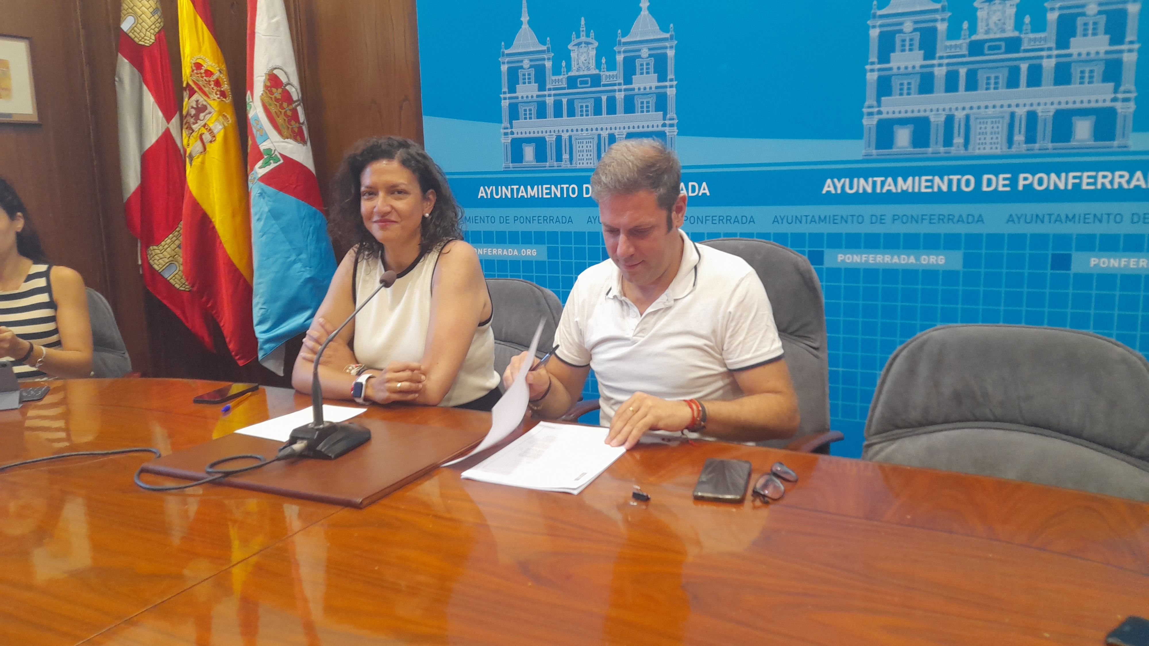 Coca y Alonso dando a conocer la pérdida de la ayuda para modernizar el Castillo. | MAR IGLESIAS