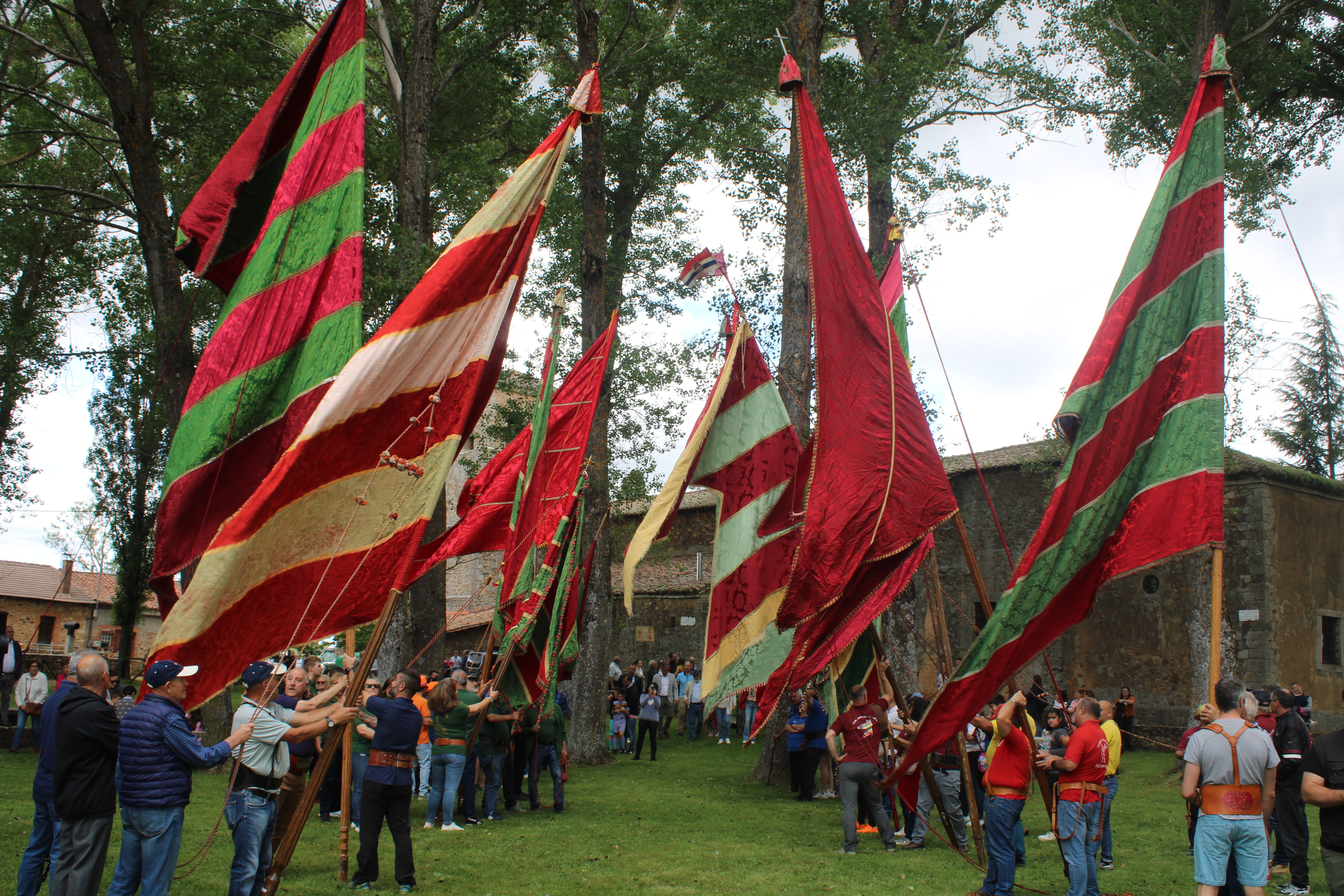 Imagen de archivo de los Pendones en la Romería de Camposagrado. | L.N.C.