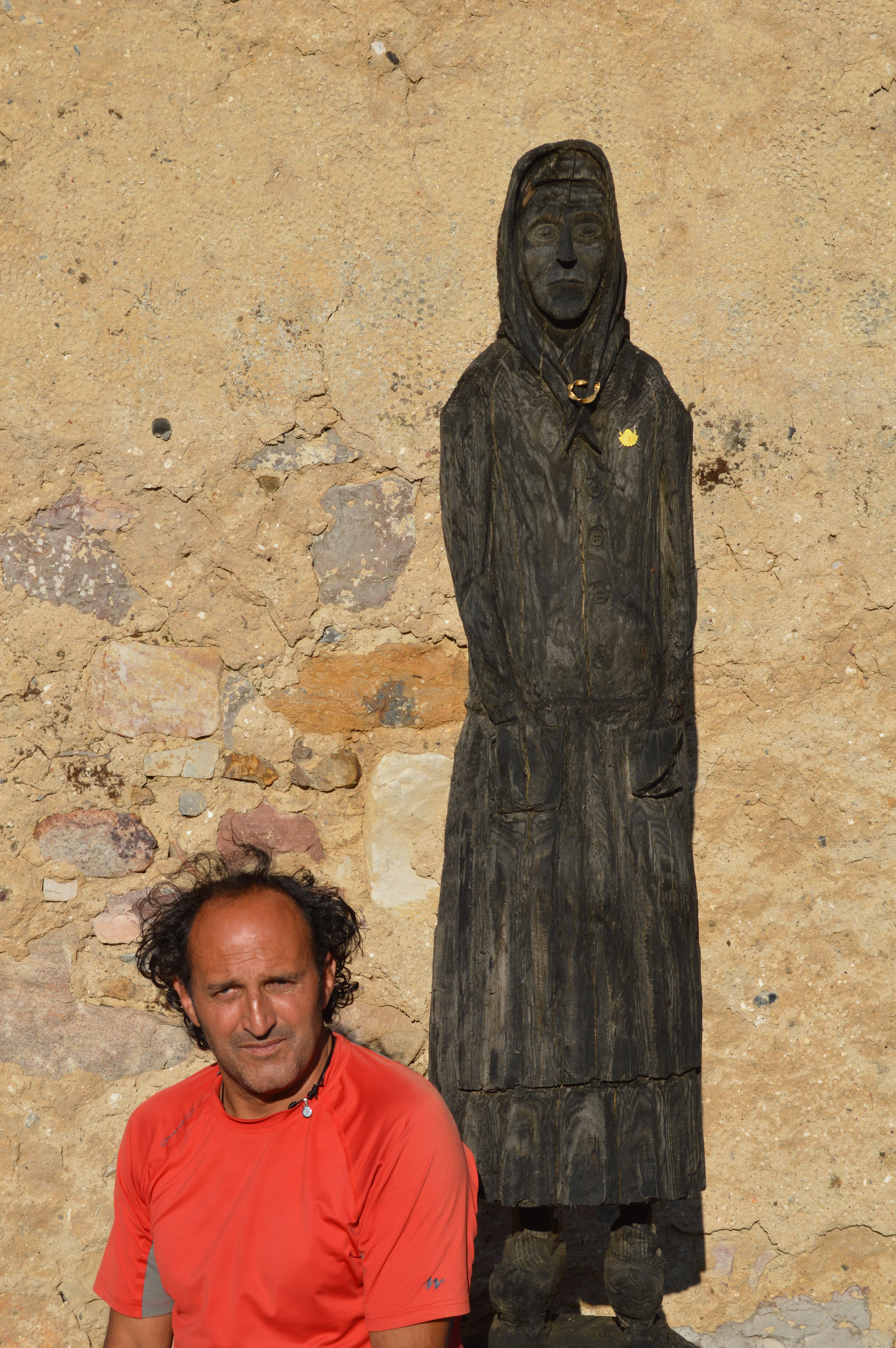 Paulino Fernández, presidente de Viadangos, y la obra ‘Celestina’, en homenaje a la mujer rural. | F. FERNÁNDEZ
