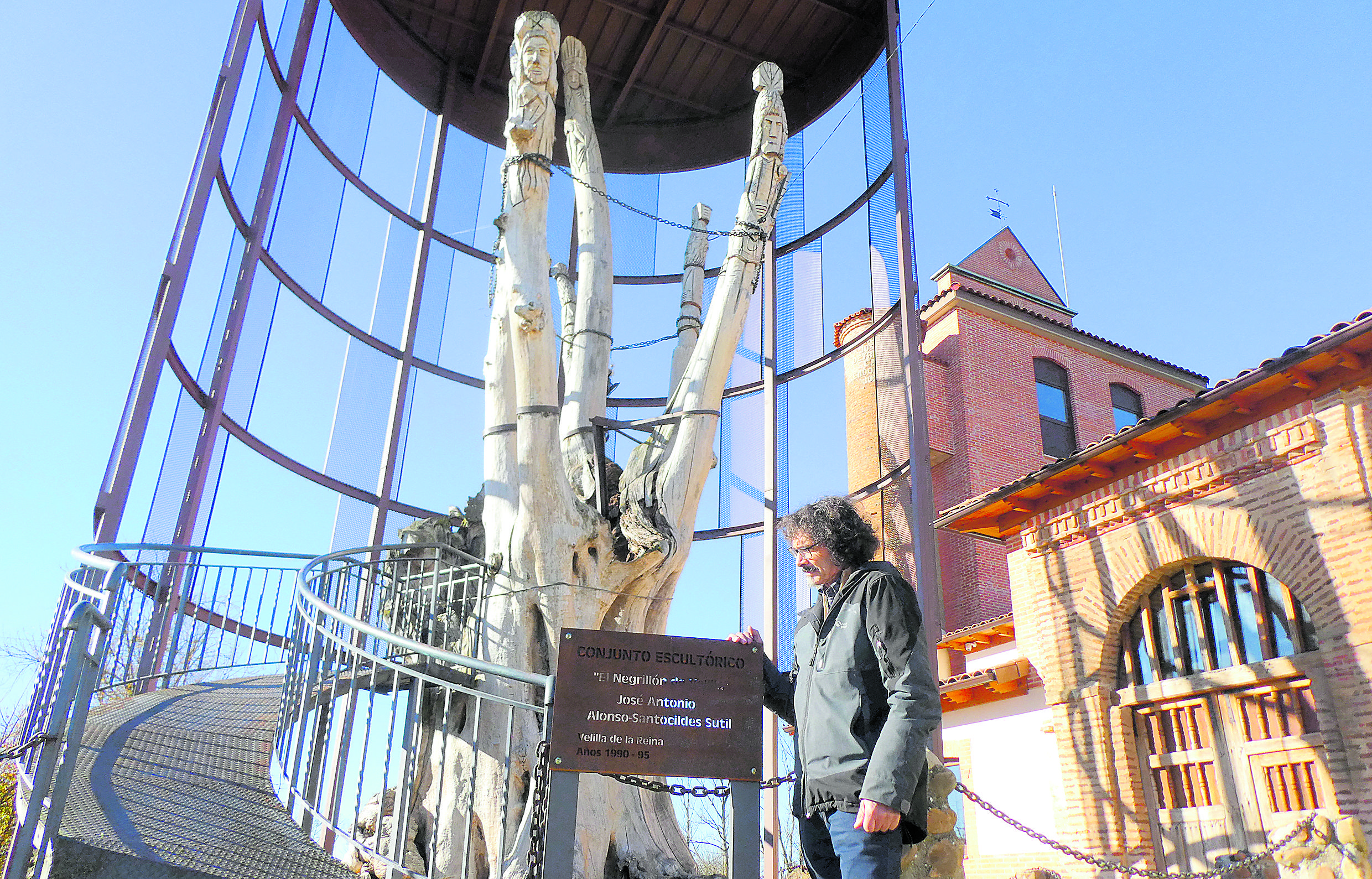 José Antonio Santocildes ante su monumental obra. | GREGORIO FERNÁNDEZ CASTAÑÓN