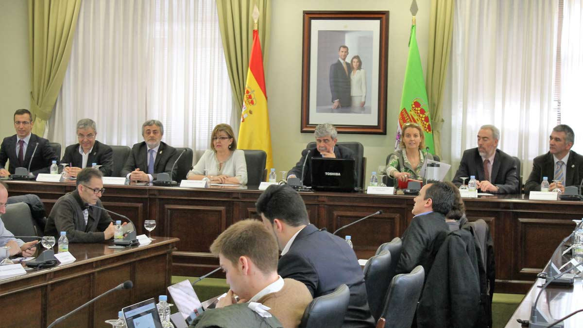 El rector de la ULE, Francisco García Marín, en el centro, presidió este jueves su primer Consejo de Gobierno.