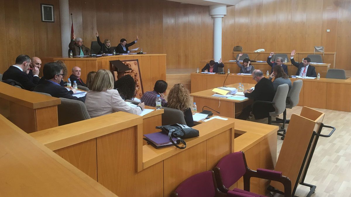 Los concejales del equipo de gobierno votan a favor del pago de las nóminas en ausencia de los ediles de IU. | L.N.C.