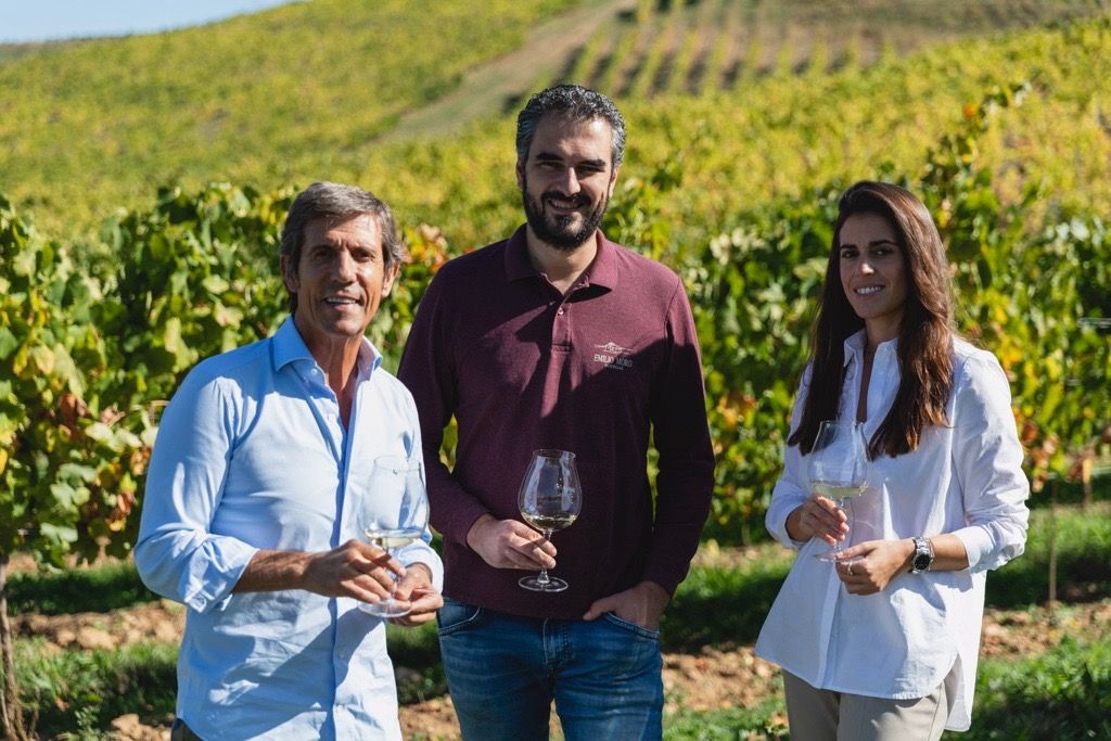 El presidente de Bodegas Emilio Moro, Javier Moro; el director técnico de la bodega, Álvaro Maestro; y la directora general, Patricia Sánchez Moro. | B. EMILIO MORO