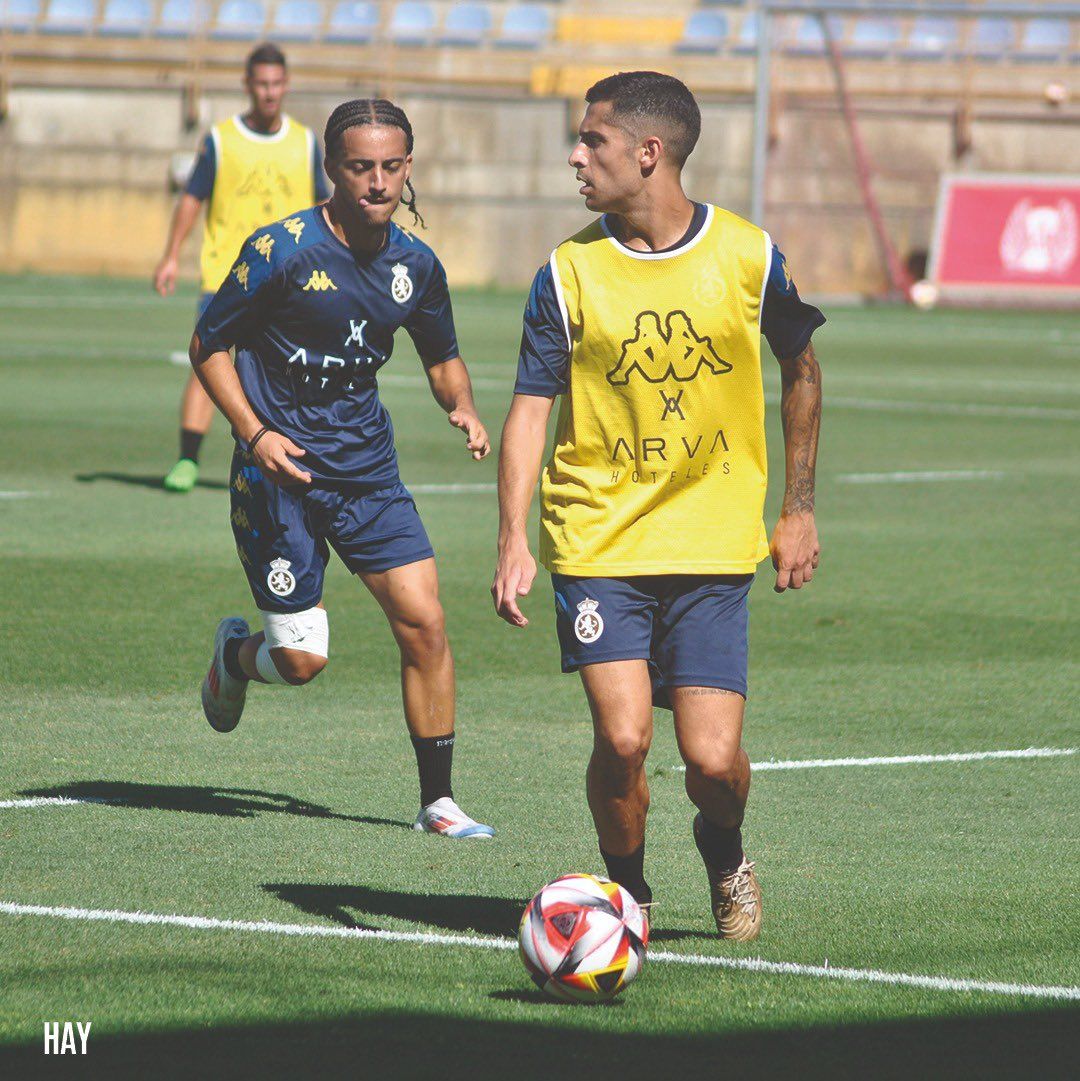 Txus Alba presiona a Bicho en un entrenamiento. | CYD