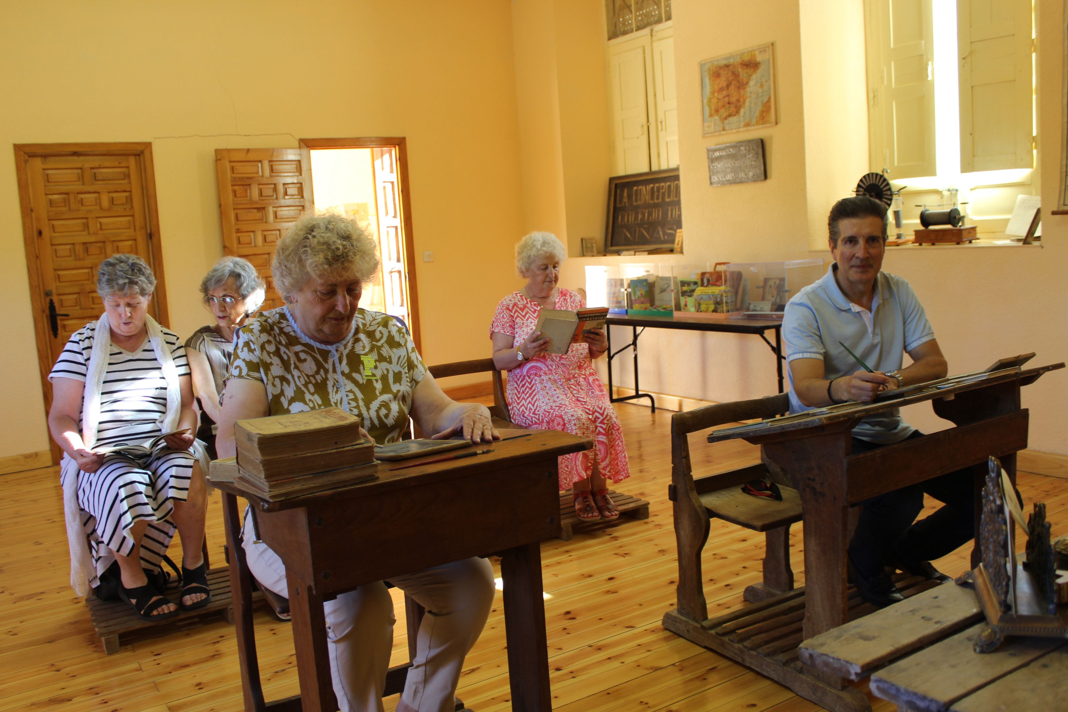 Encarna, Rosa, María y Alicia compartieron el aula con Fernando. | ALFREDO HURTADO Encarna, Rosa, María y Alicia compartieron el aula con Fernando. | ALFREDO HURTADO