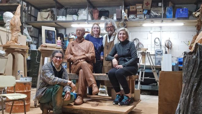 Los artistas con la familia de Vicente y la estatua con la que le rendirán homenaje. Los artistas con la familia de Vicente y la estatua con la que le rendirán homenaje.