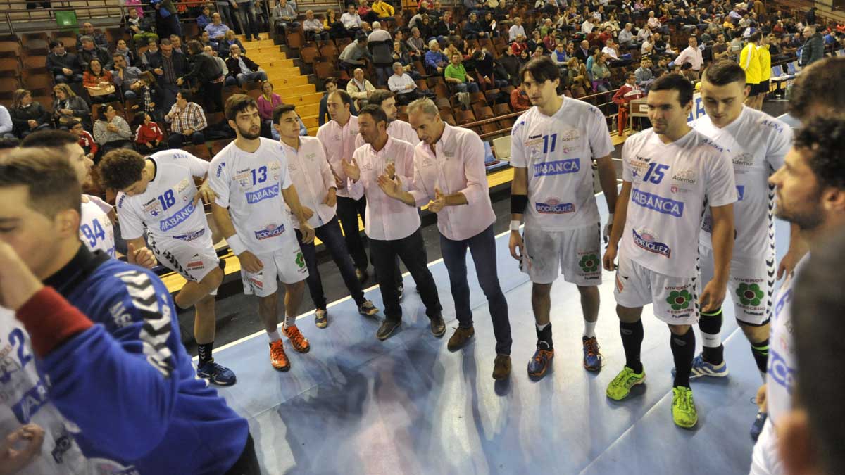 La plantilla del Ademar, en un tiempo muerto. | DANIEL MARTIN