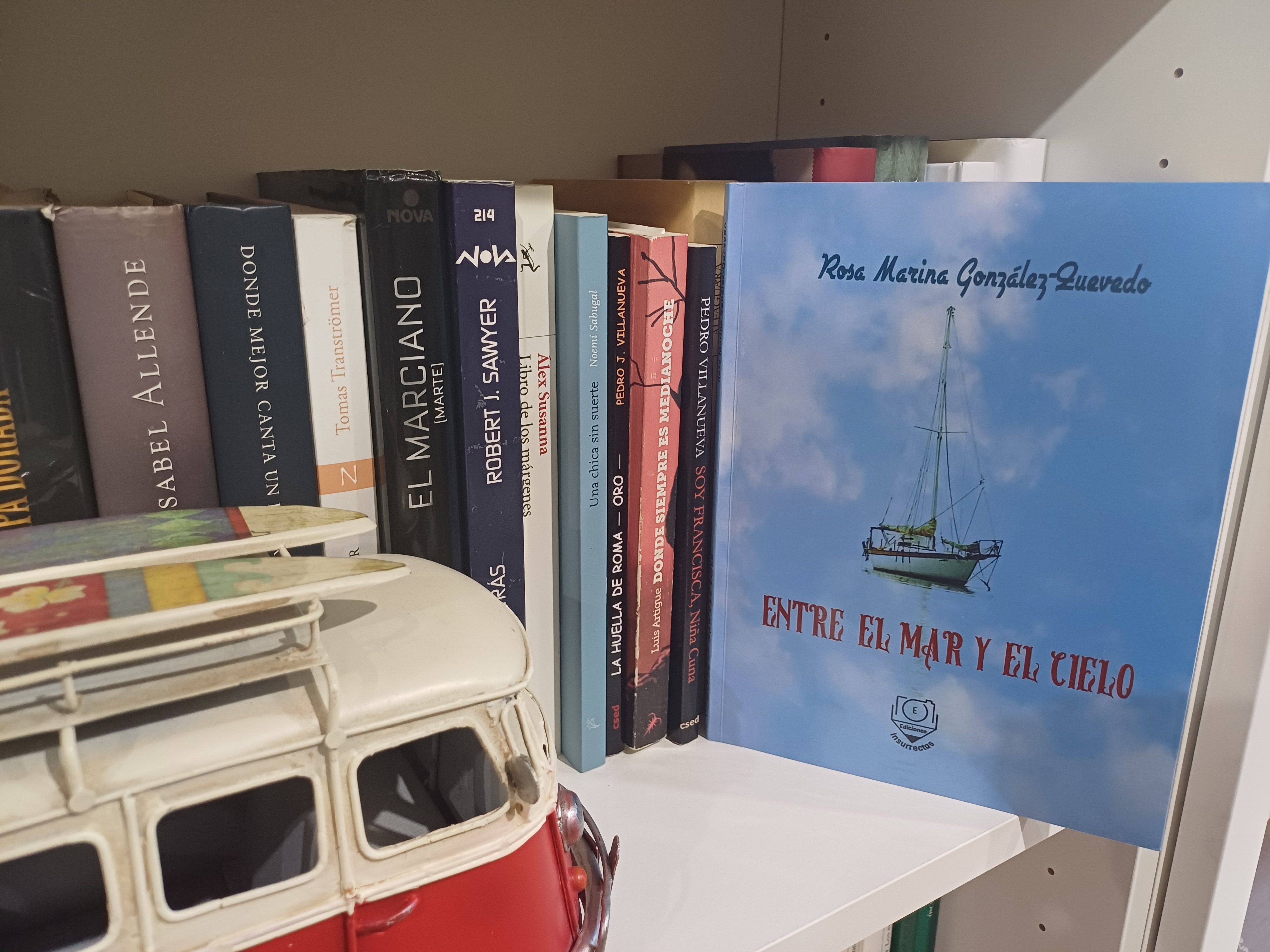 Portada del libro protagonista en la estantería de Ruy.