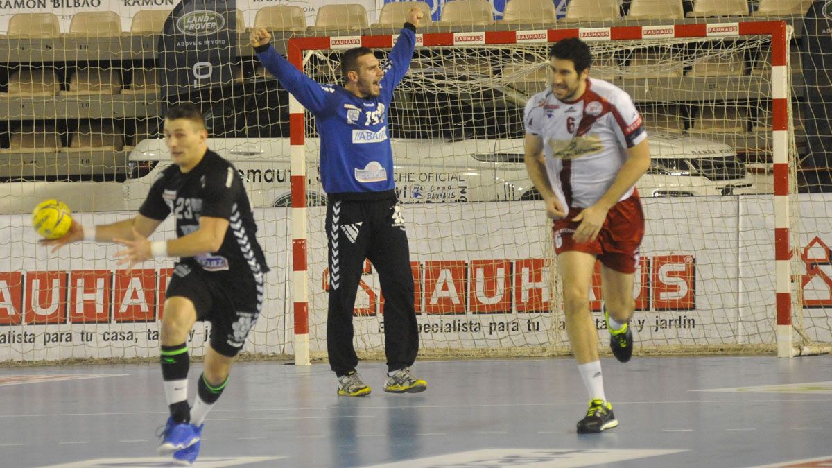 Cupara celebra una parada, con Zildzic corriendo a la contra y Val tras él, en la Copa Asobal. | DANIEL MARTIN