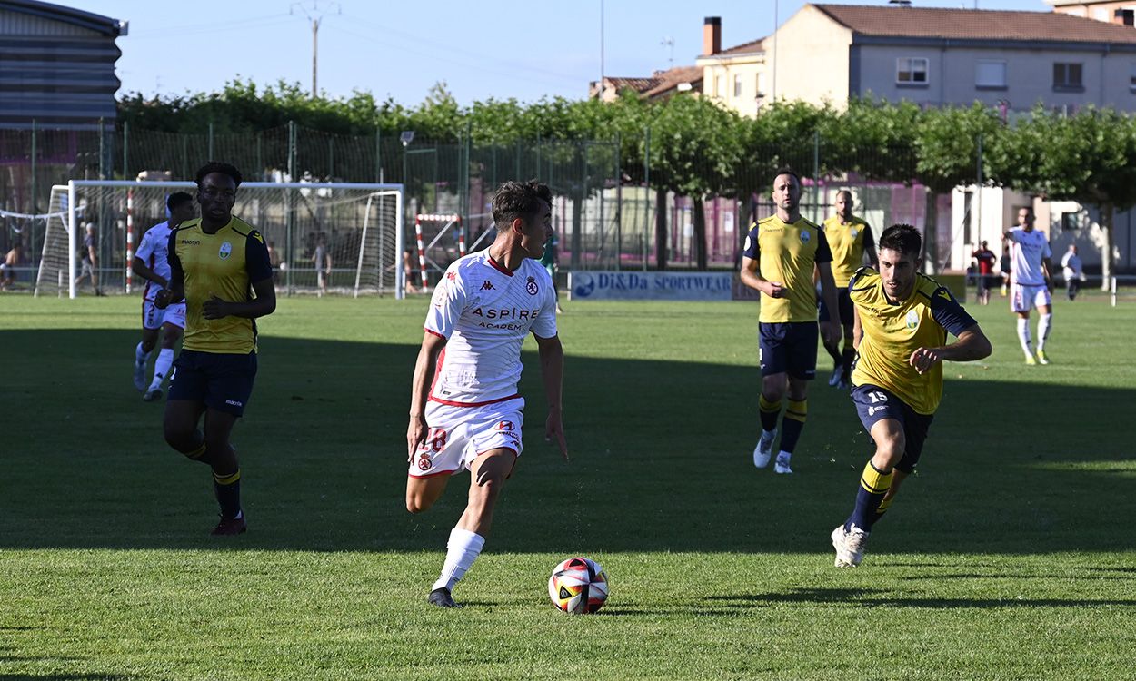  Un lance del primer partido amistoso de pretemporada de la Cultural frente a La Virgen del Camino. | SAÚL ARÉN
