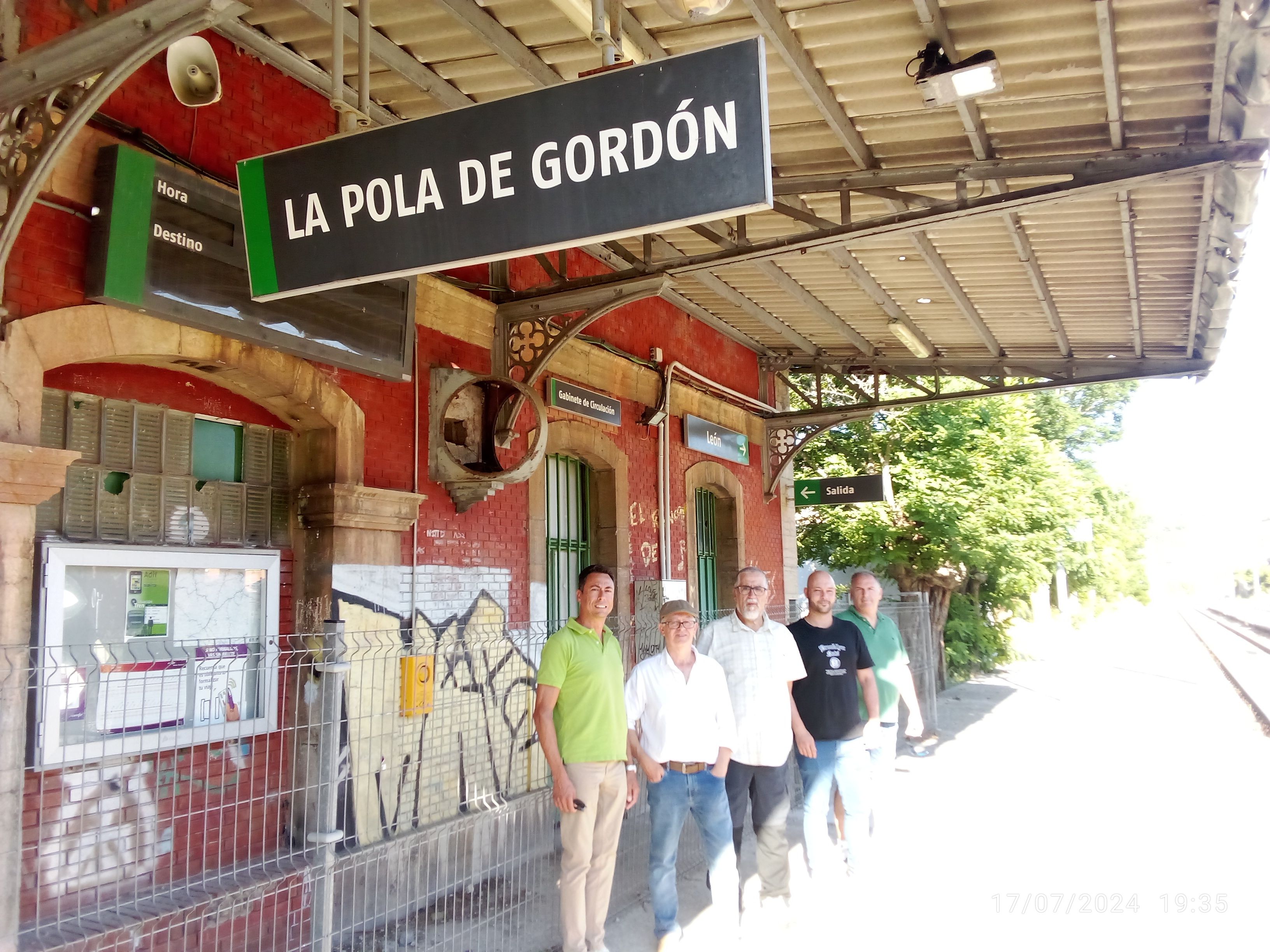 En la imagen, el alcalde de La Pola junto a miembros de la junta directiva de  AFC Reino de León visitando el edificio. | ESTEFANÍA NIÑO