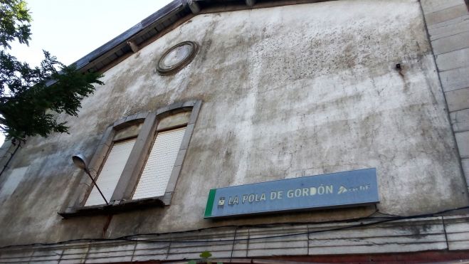 En la fotografía, detalle del exterior de la estación de tren. | E. NIÑO