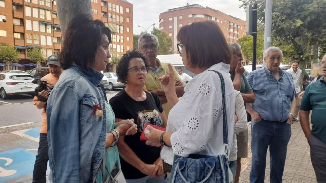 Trabajadores a las puertas del juzgado, antes de declarar. | MAR IGLESIAS Trabajadores a las puertas del juzgado, antes de declarar. | MAR IGLESIAS
