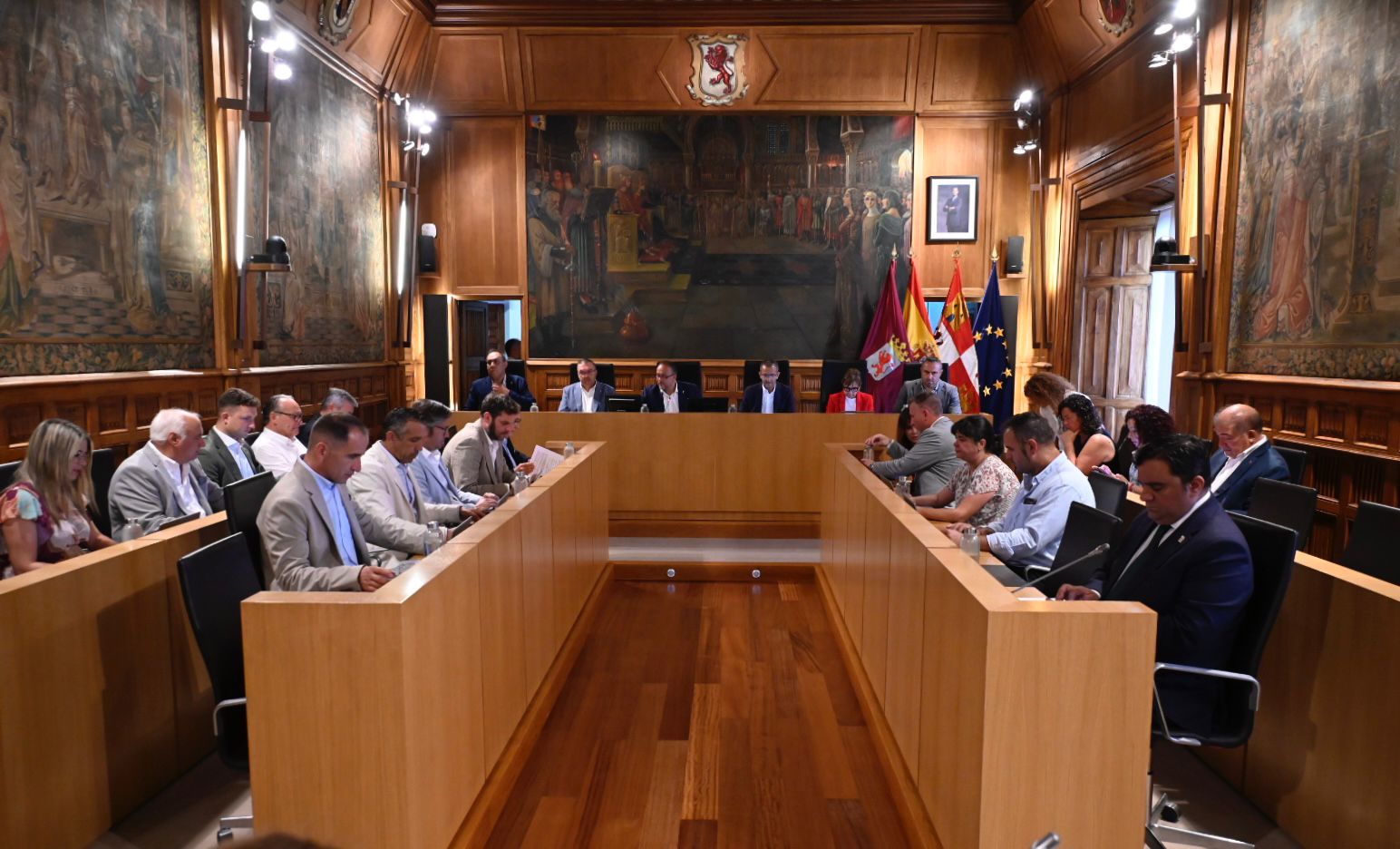 Celebración del pleno ayer en el Palacio de los Guzmanes. | SAÚL ARÉN