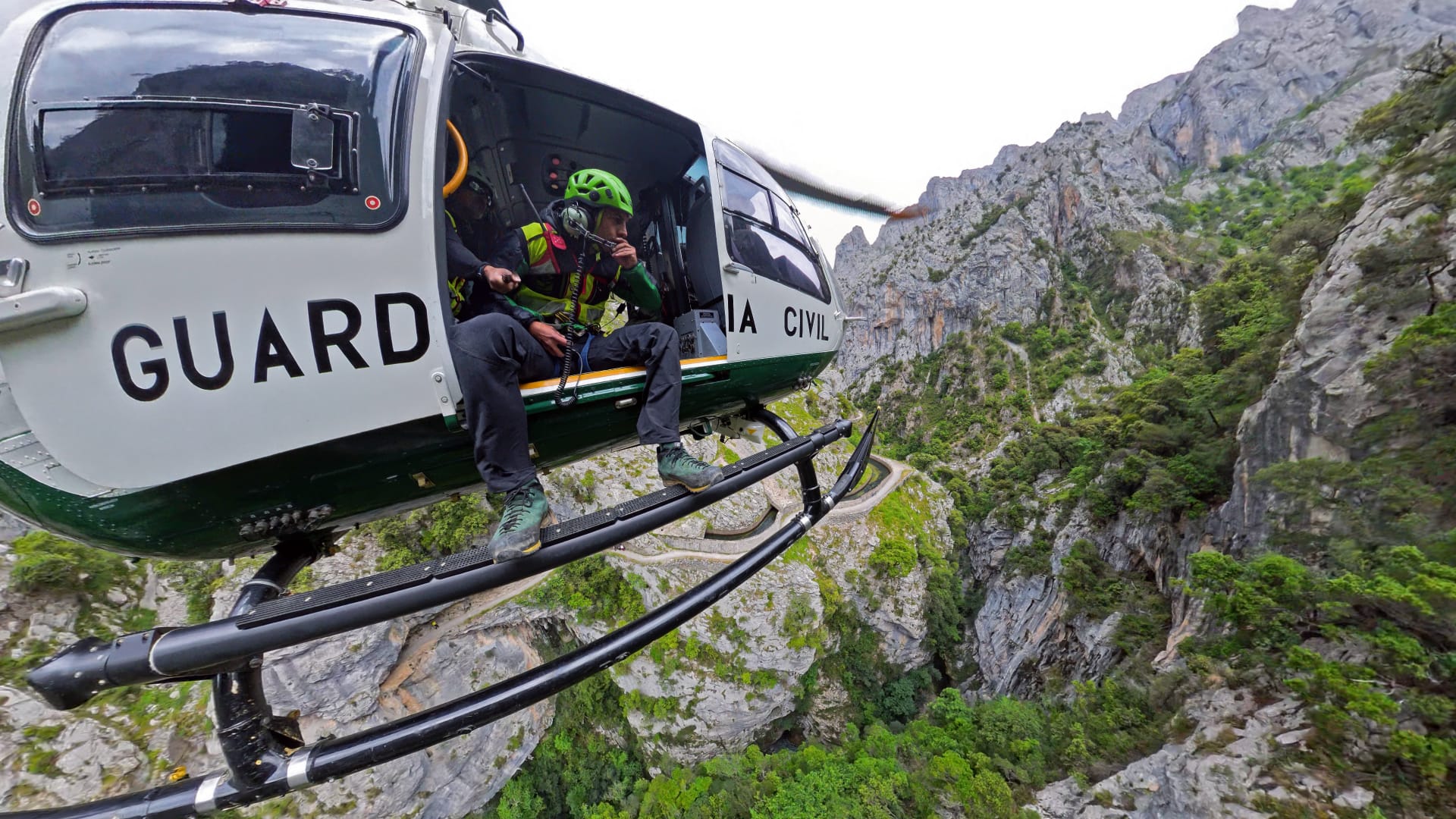 Helicóptero de rescate de la Guardia Civil. | L.N.C. Helicóptero de rescate de la Guardia Civil. | L.N.C.