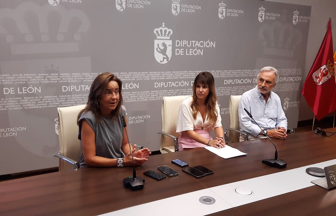 Natichu junto a Patricia Martínez durante la rueda de prensa | L.N.C.