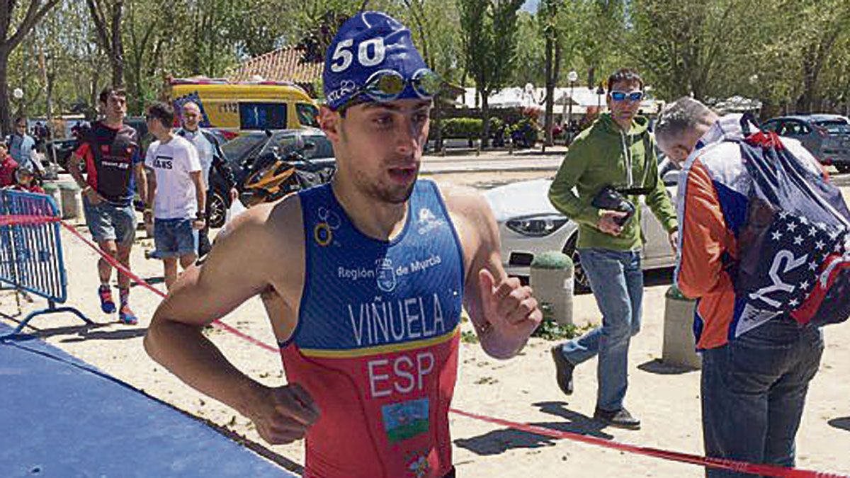 Kevin Viñuela saliendo del sector de natación. | SPIUK