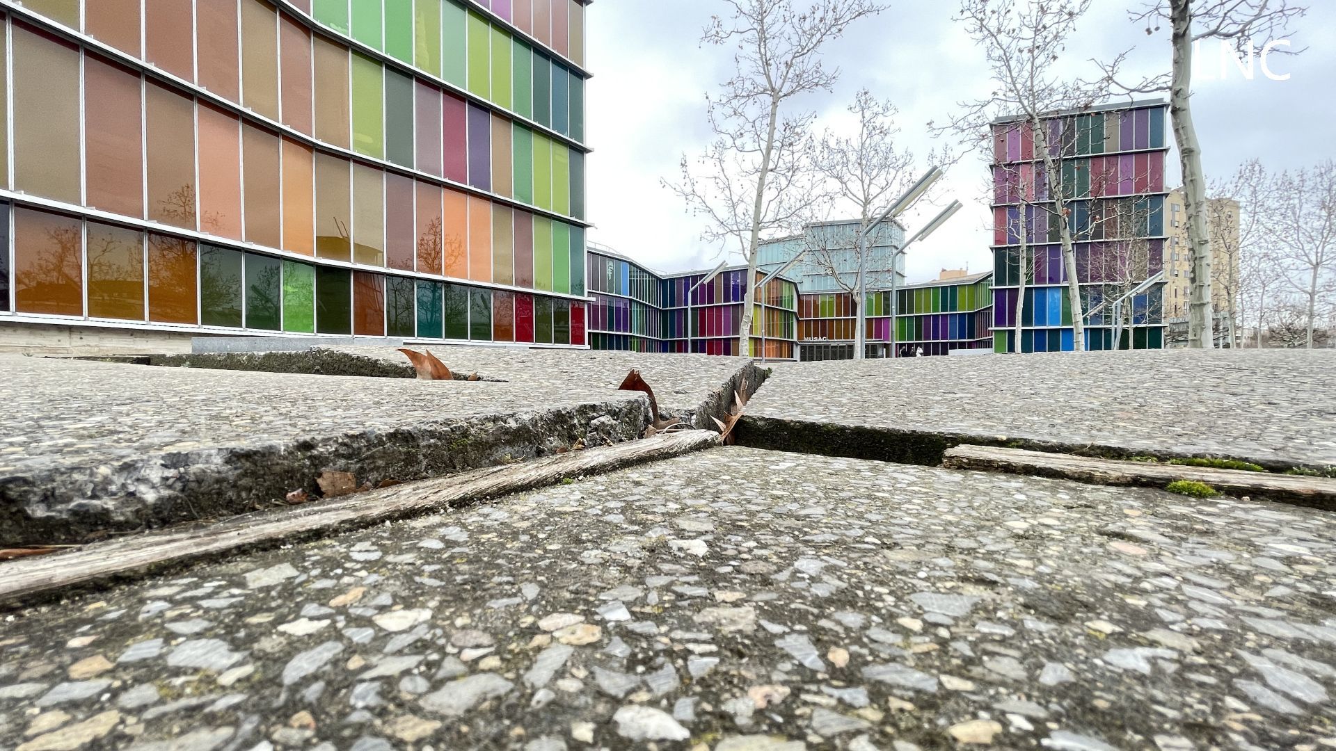 Imagen de archivo del pavimento del entorno del Musac. | LAURA PASTORIZA