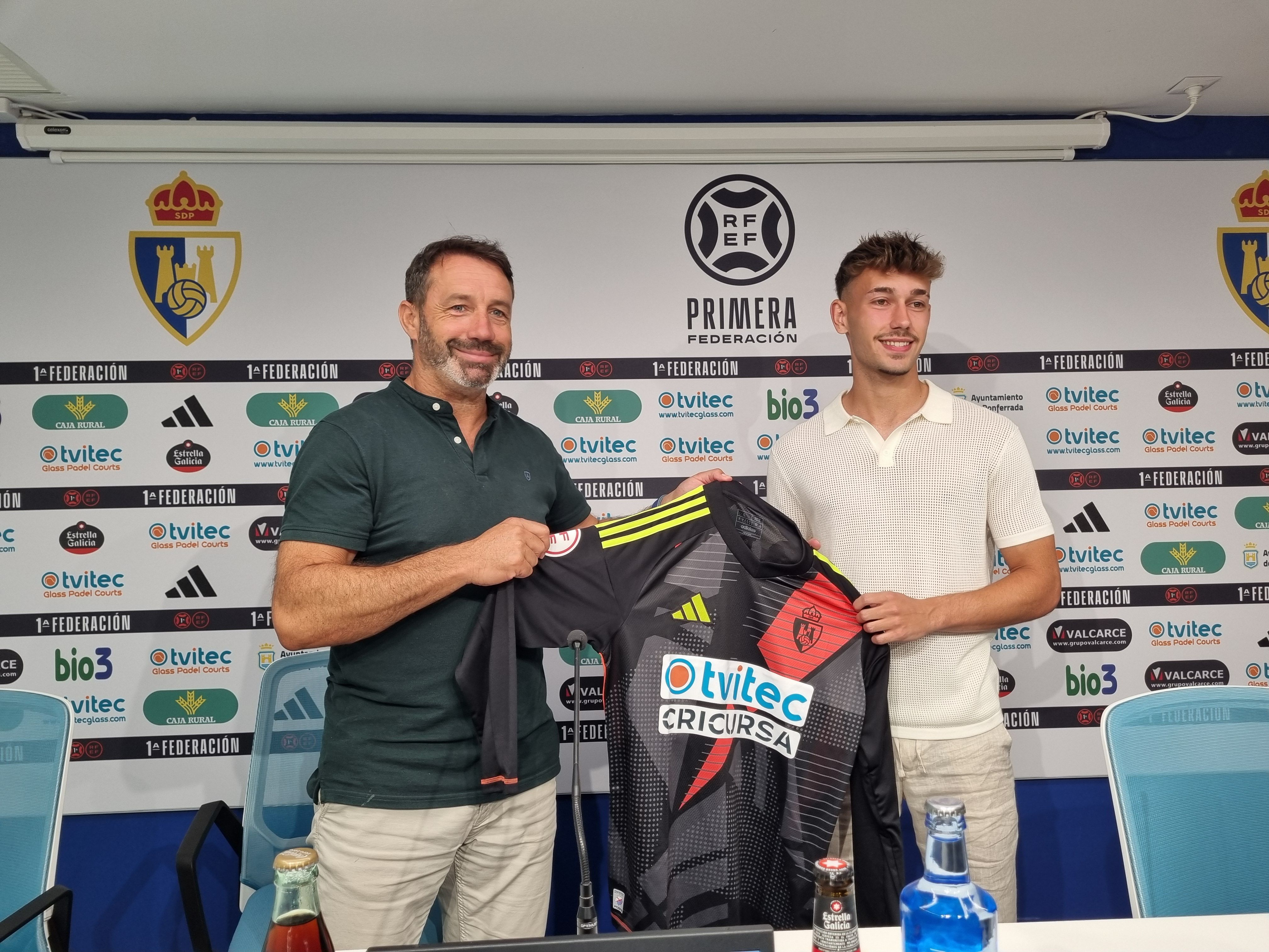 El berciano Pablo Barredo en su presentación con la Deportiva junto a José Sietes | RAÚL FERNÁNDEZ