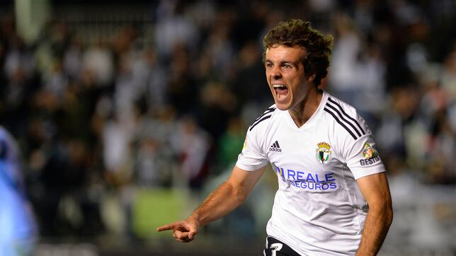 Juan Artola celebrando un gol con la camiseta del Burgos | LALIGA