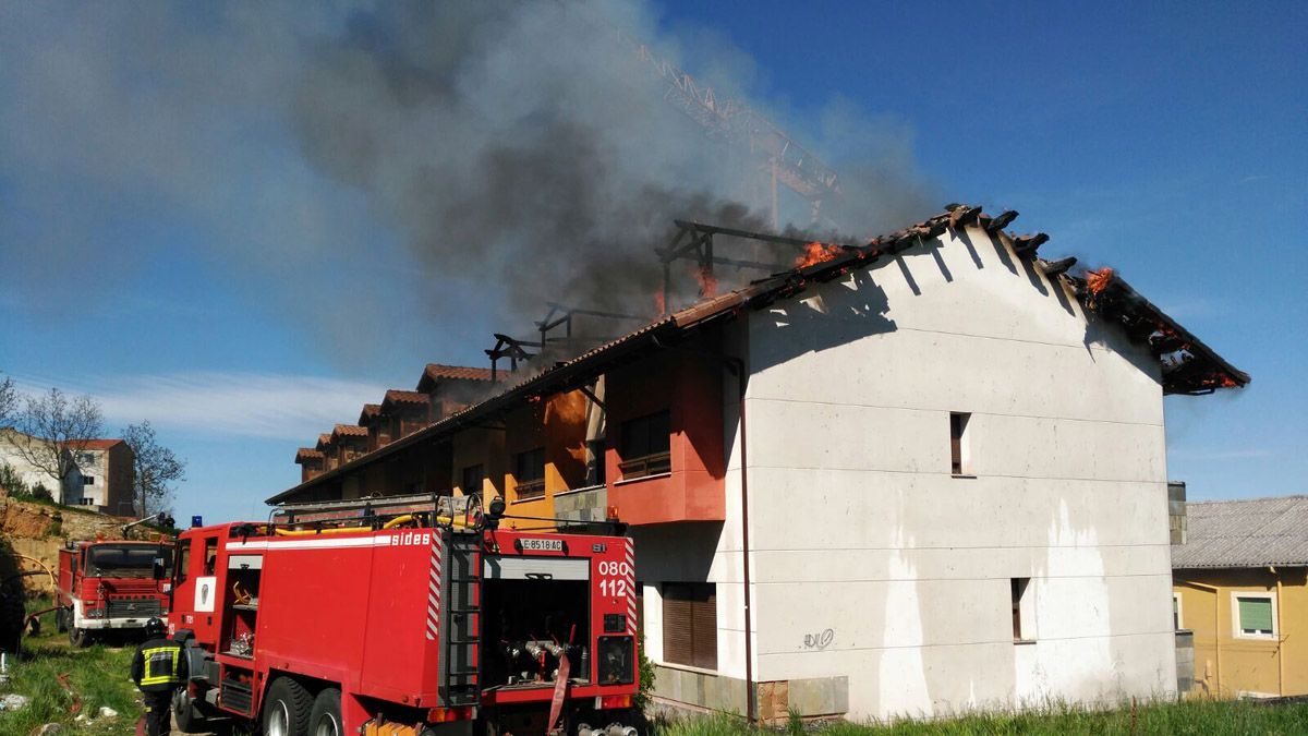 Imagen de las viviendas afectadas por el incendio. | P. FERRERO