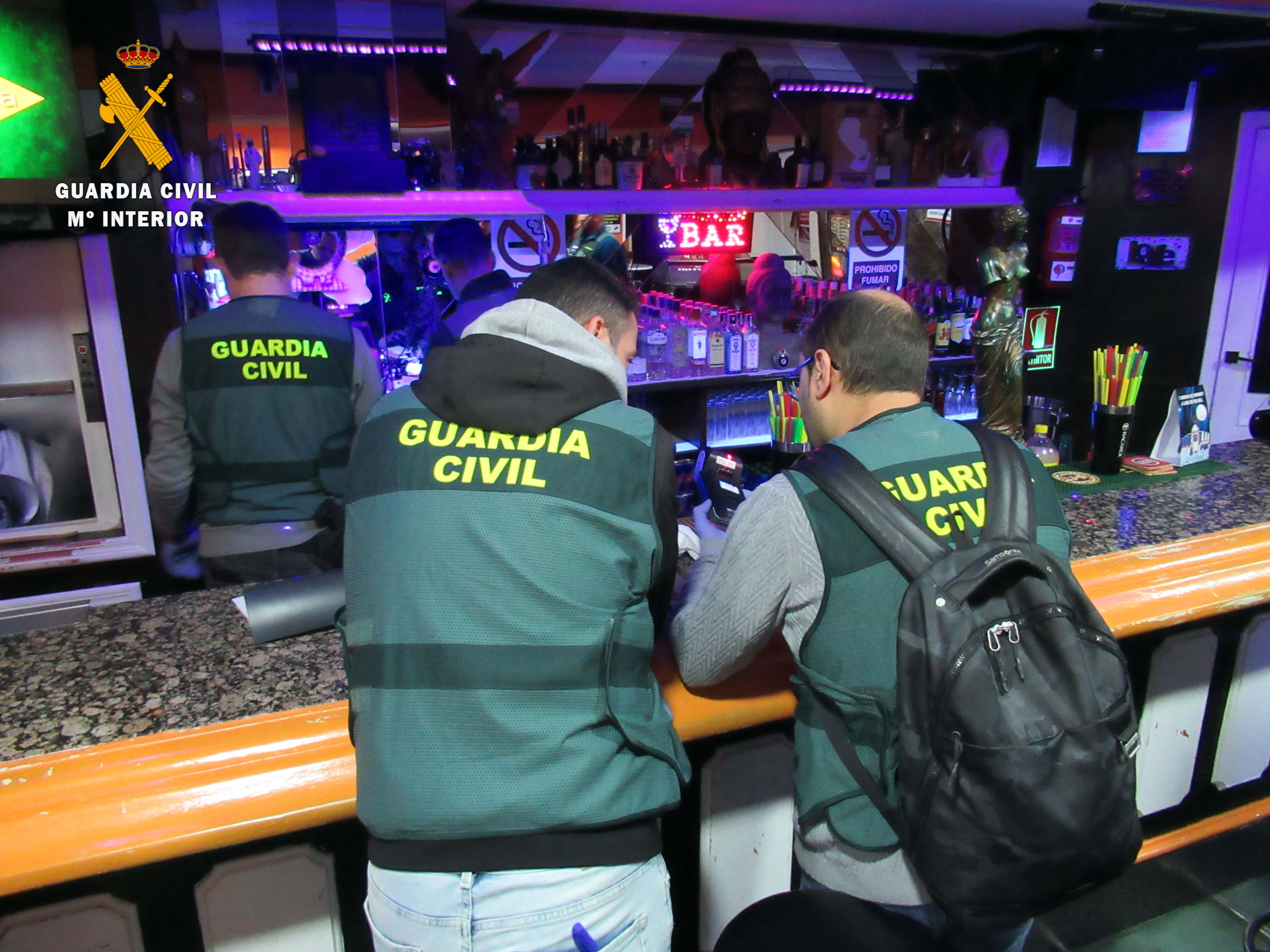  La Guardia Civil en una operación en un establecimiento hostelero, en una imagen de archivo. | GUARDIA CIVIL