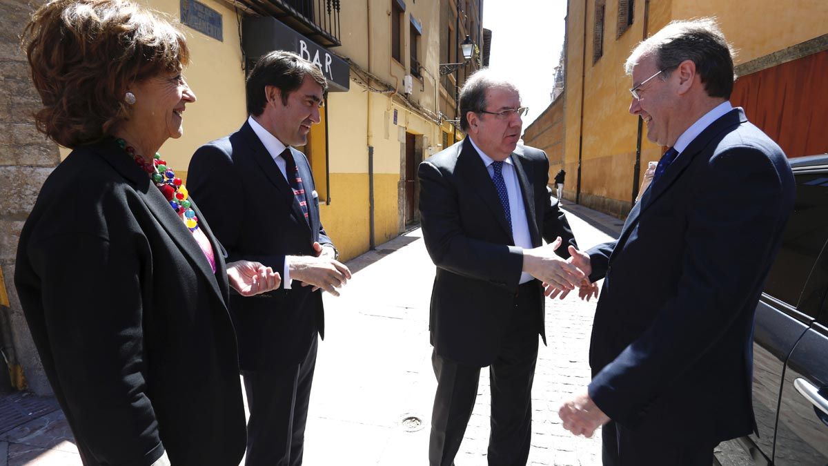 Juan Vicente Herrera saluda a Antonio Silván (d), en presencia del consejero Suárez-Quiñones y de Olga Beberide. | ICAL