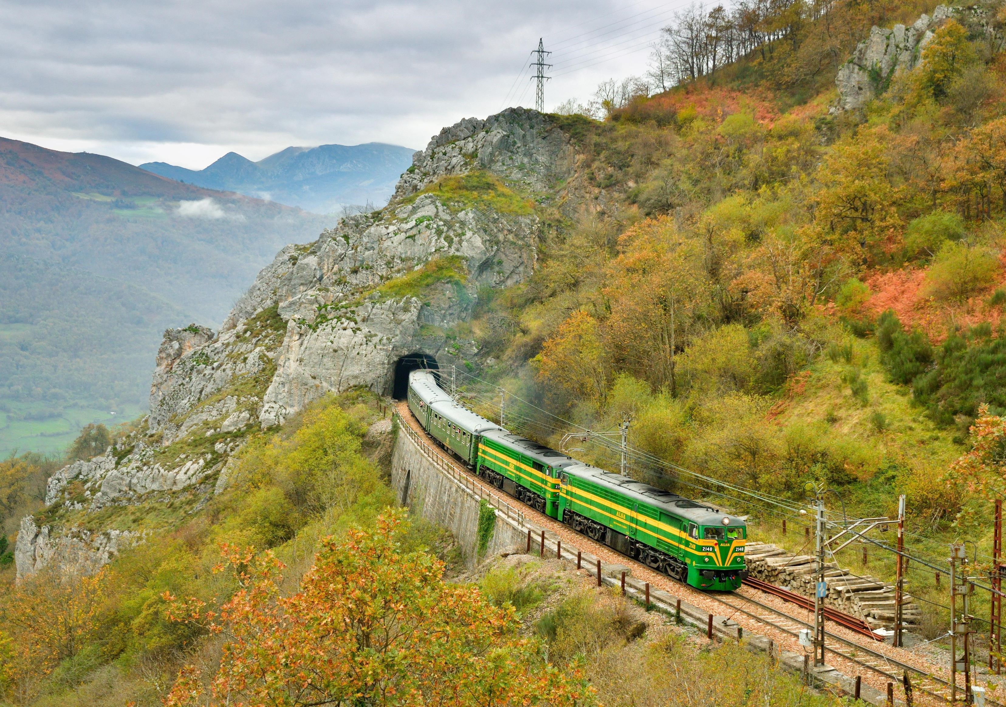Imagen del tren histórico ‘Rampa de Pajares’, que volverá a circular por la infraestructura del mismo nombre. | ALBERTO PAZ