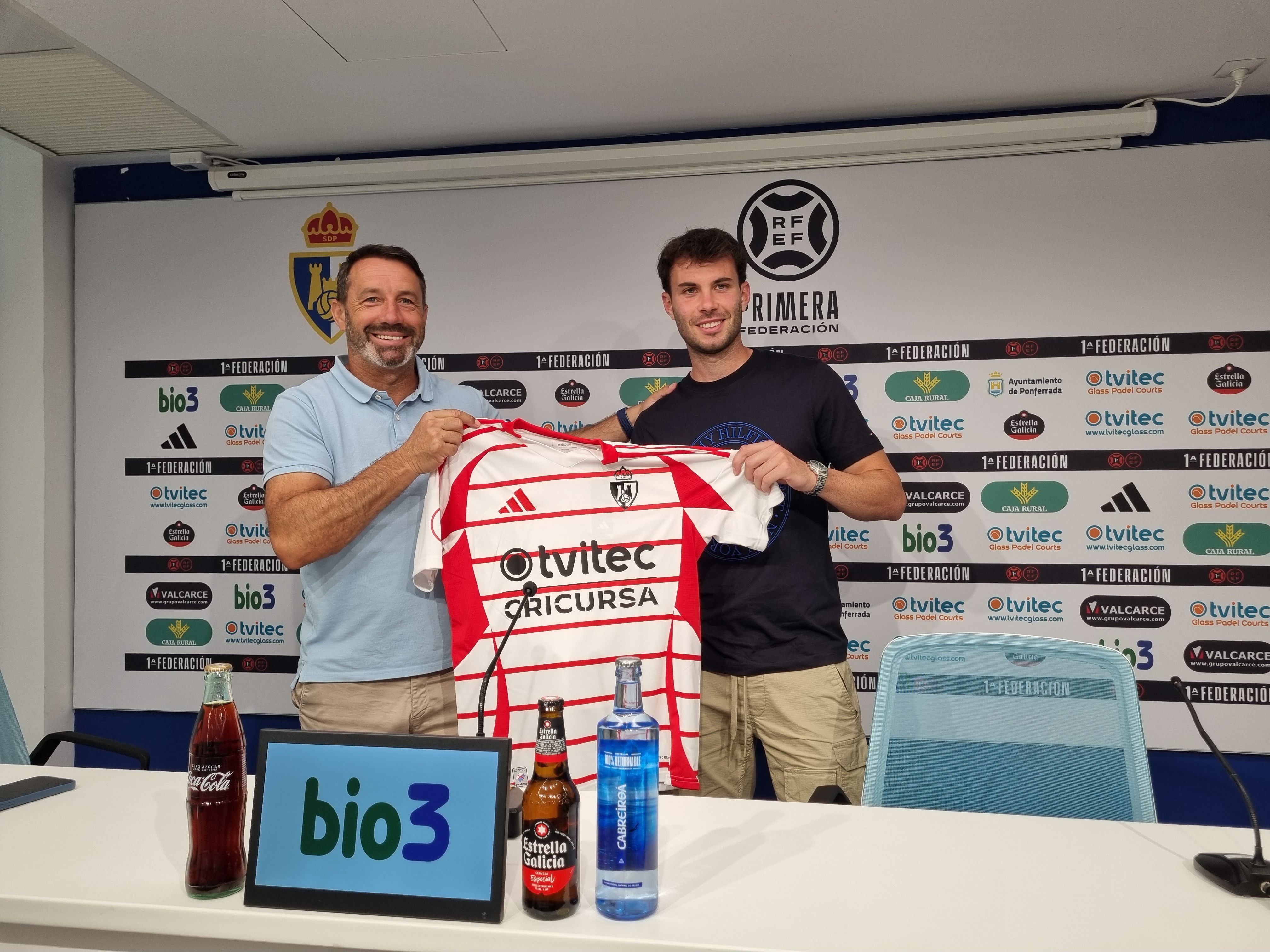 Nacho Castillo posando con la segunda equipación de la Deportiva en su presentación | RAÚL FERNÁNDEZ