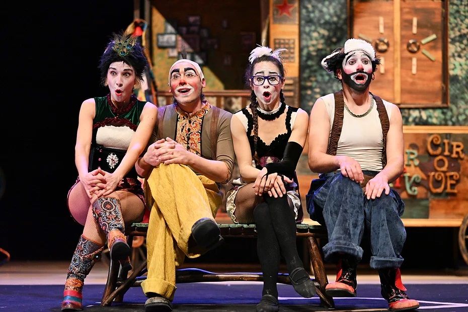 Una escena de la obra ‘Kaparty’, interpretada por los integrantes de la compañía valenciana La Troupe Malabo. | L.N.C.