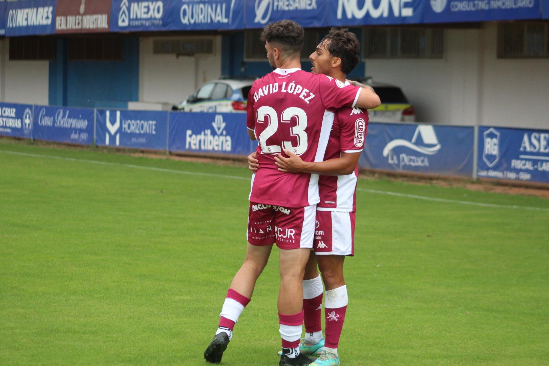 Momento del gol de Adrián Álvarez que abrió el marcador en el cuarto partido de la Cultural en esta pretemporada. | ISAAC LLAMAZARES