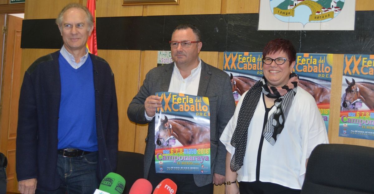 El alcalde, Eduardo Morán, en el centro, con representantes municipales y el cartel del  evento. | D.M.