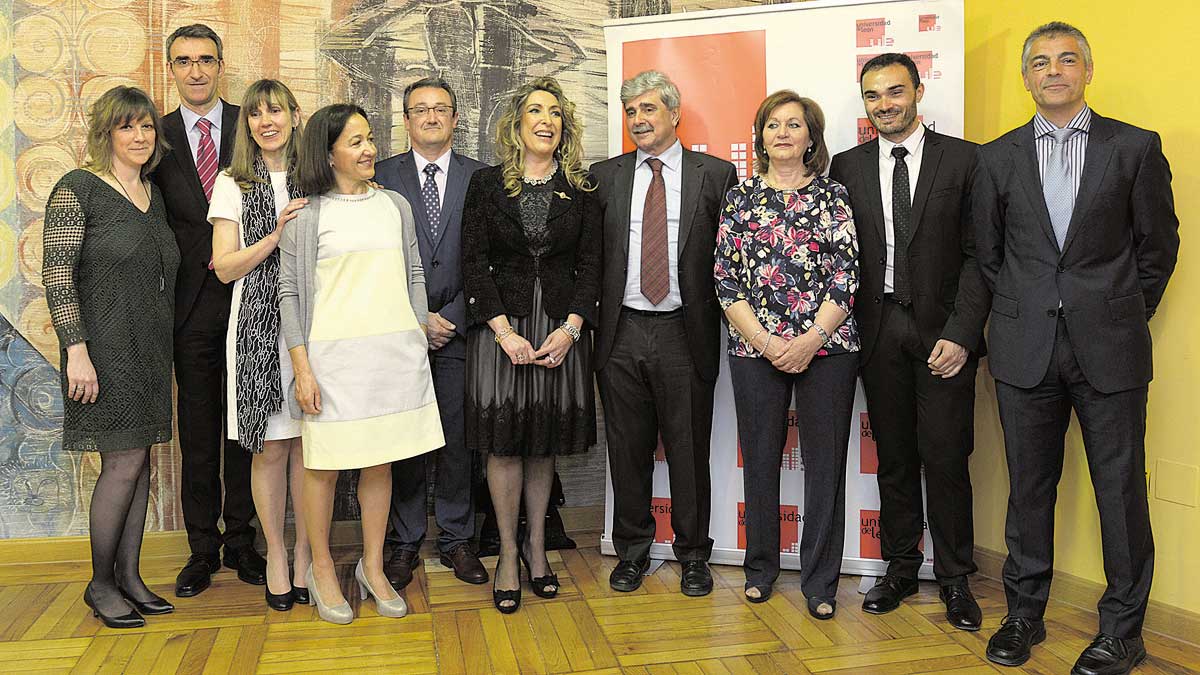 En el centro, el rector de la Universidad, Francisco García Marín, con la nueva secretaria general y los nueve vicerrectores. | MAURICIO PEÑA