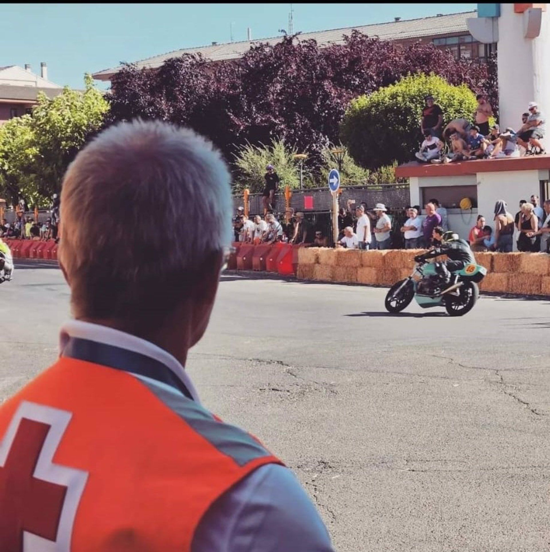 Voluntario de Cruz Roja durante una edición pasada del Gran Premio de Motos de La Bañeza. | L.N.C.
