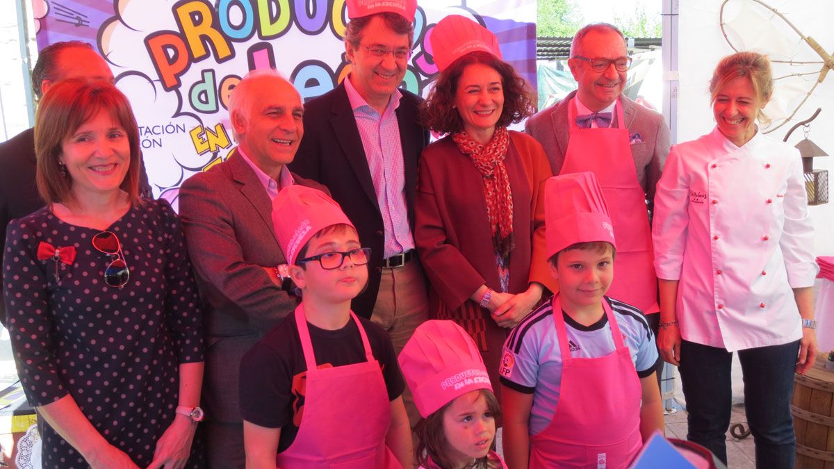 El presidente de la Diputación de León y la alcaldesa de Ponferrada, con los alumnos de Toral de Merayo. | L.N.C.